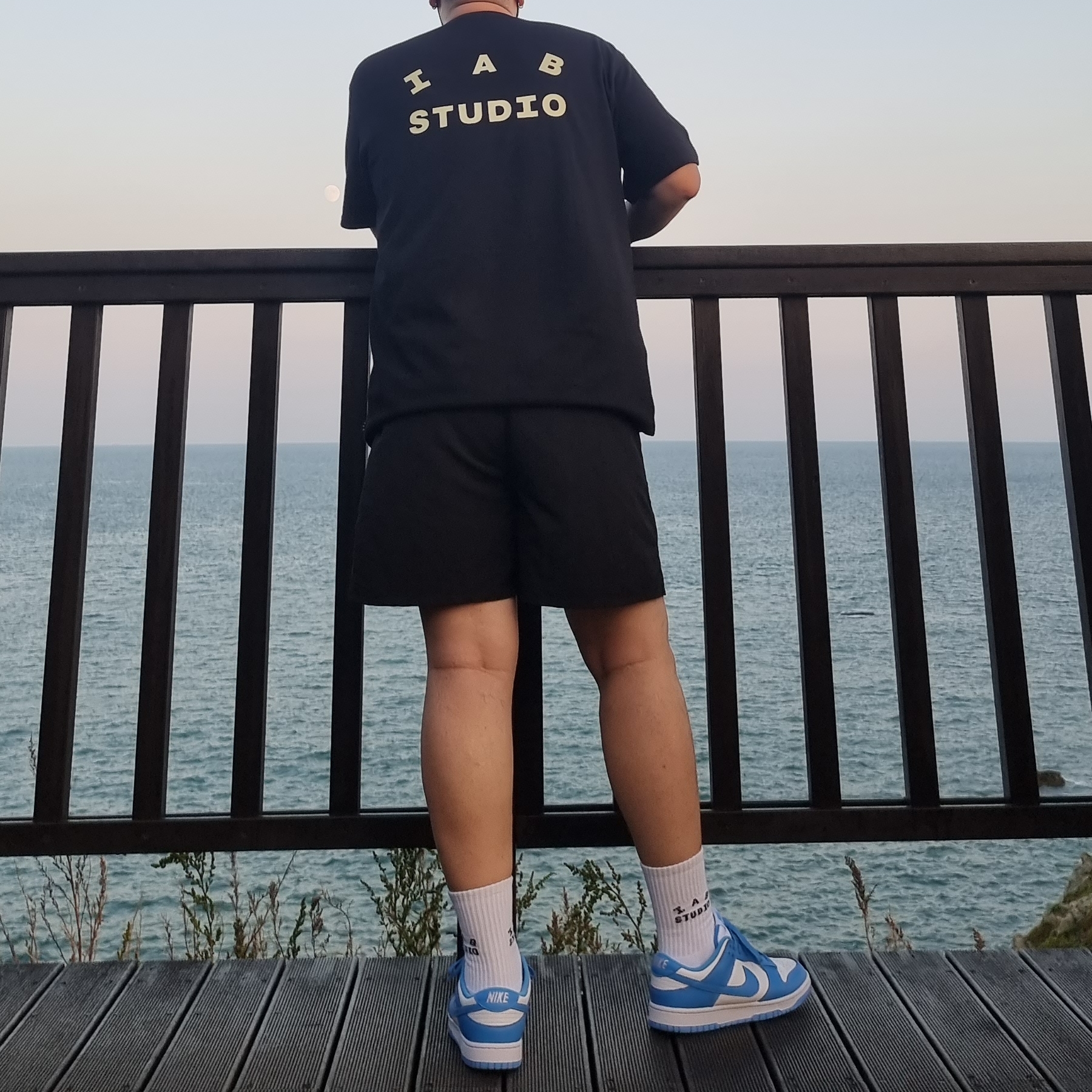 IAB Studio Black Glow T-Shirt, Nike Dunk Low Retro University Blue 착용 스타일 - 2