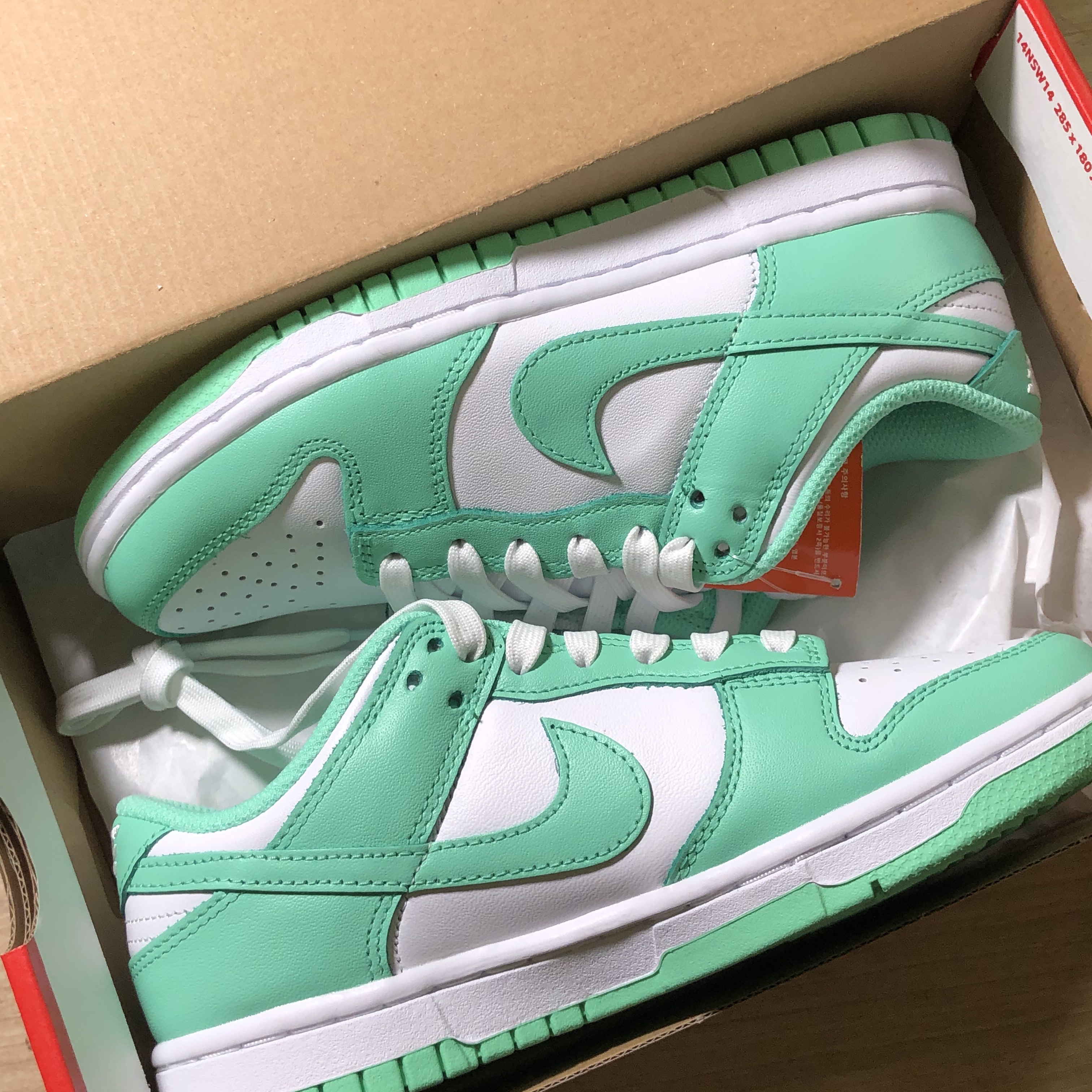 (W) Nike Dunk Low Green Glow 착용 스타일 - 1