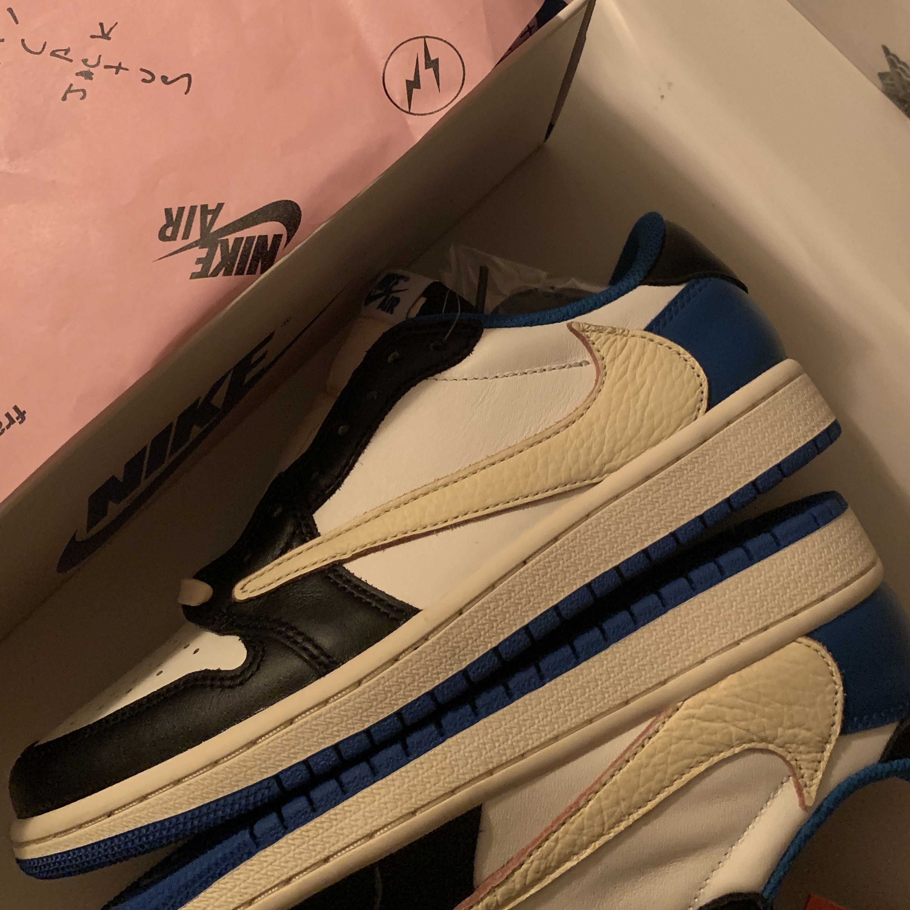 Jordan 1 x Travis Scott x Fragment Retro Low OG SP Military Blue 착용 스타일 - 2