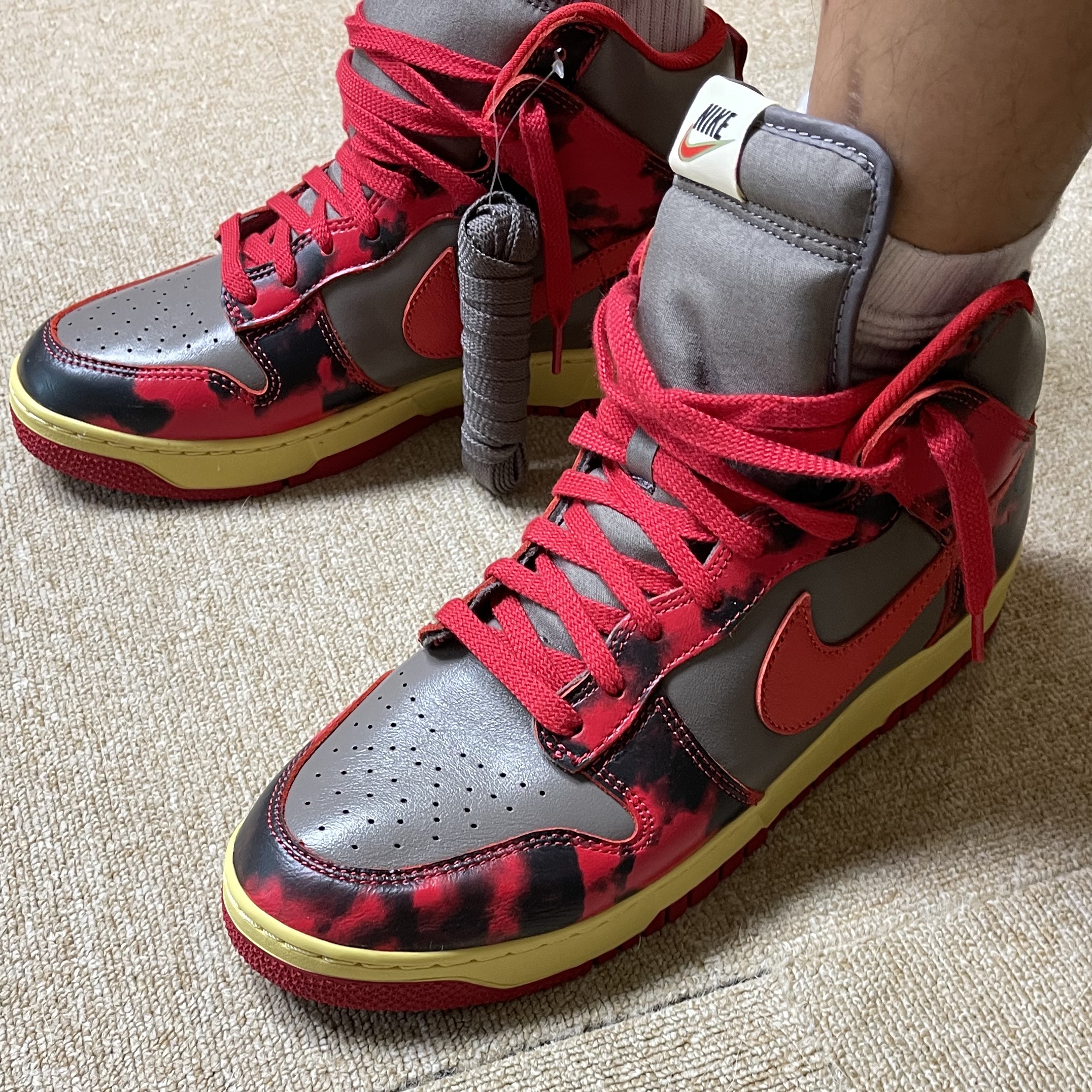 Nike Dunk High 1985 SP Red Acid Wash 착용 스타일 - 2