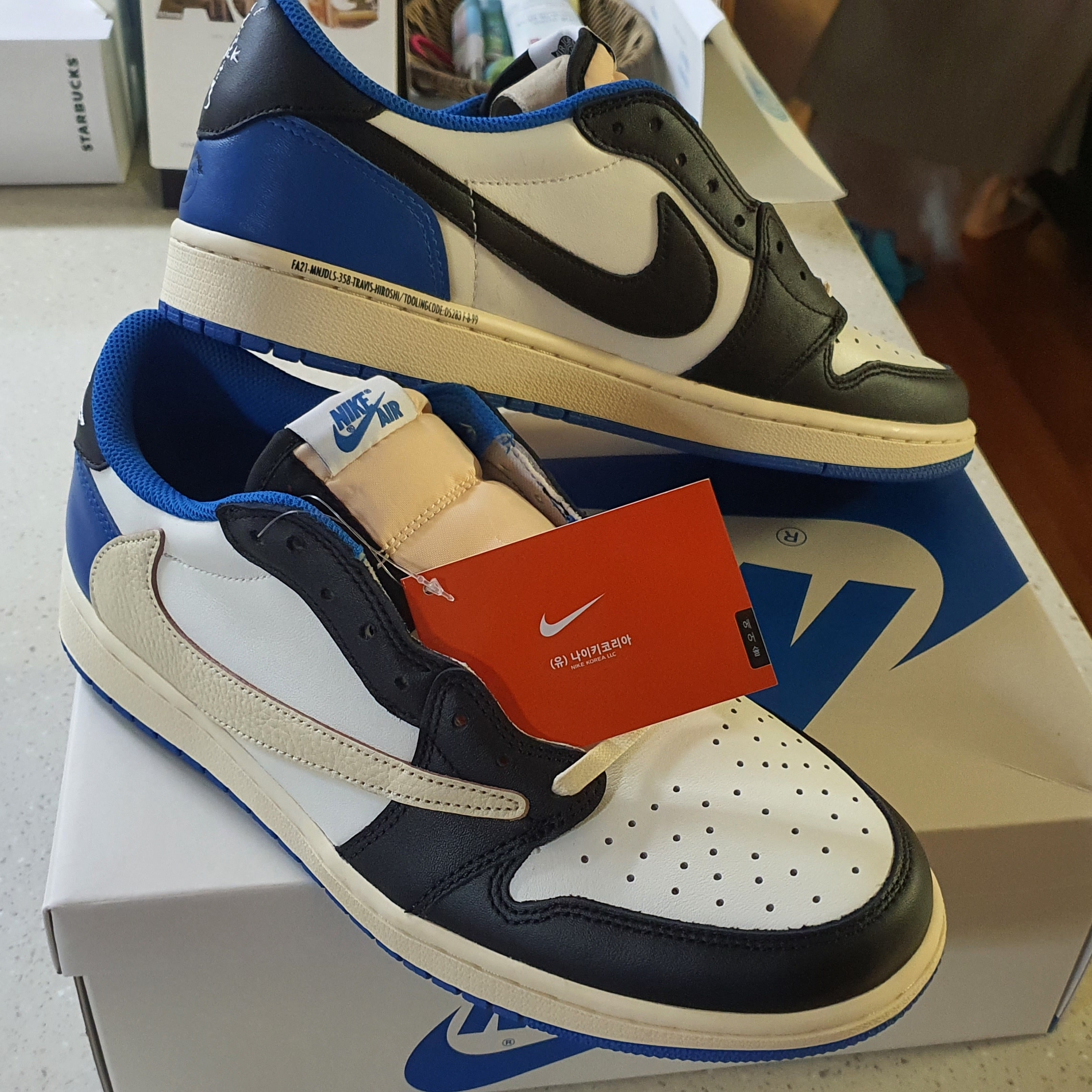 Jordan 1 x Travis Scott x Fragment Retro Low OG SP Military Blue 착용 스타일 - 1