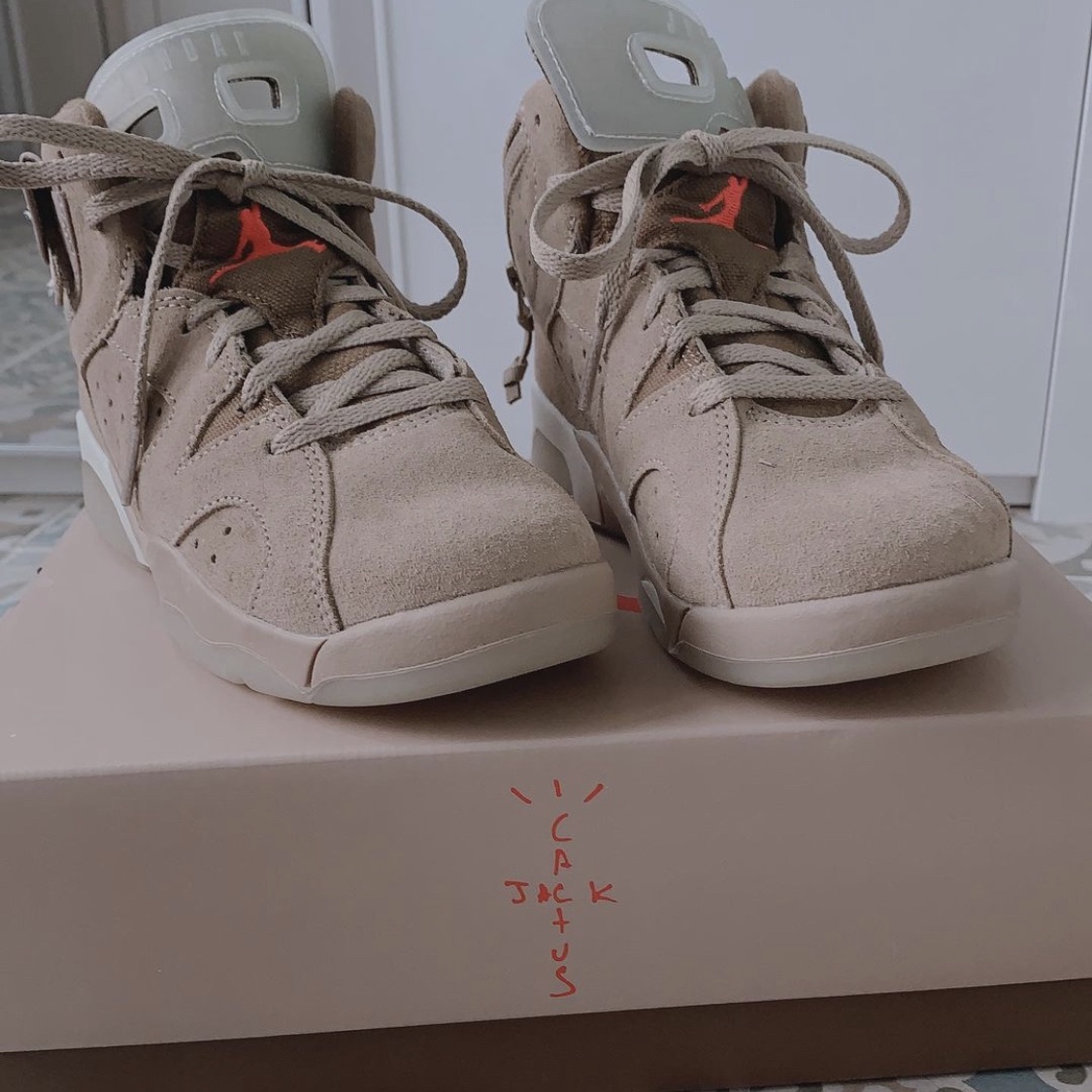 (PS) Jordan 6 x Travis Scott Retro SP British Khaki 착용 스타일 - 1