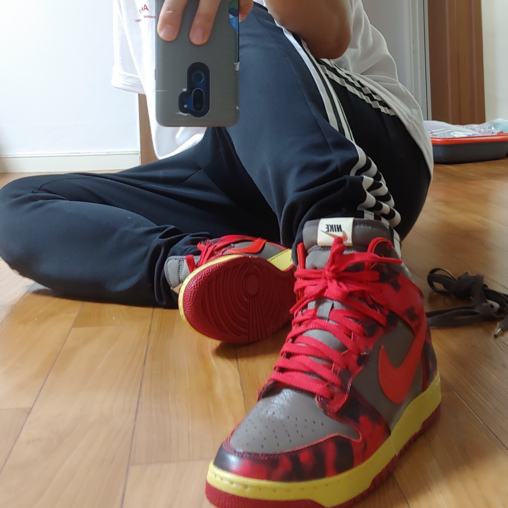 Nike Dunk High 1985 SP Red Acid Wash 착용 스타일 - 2