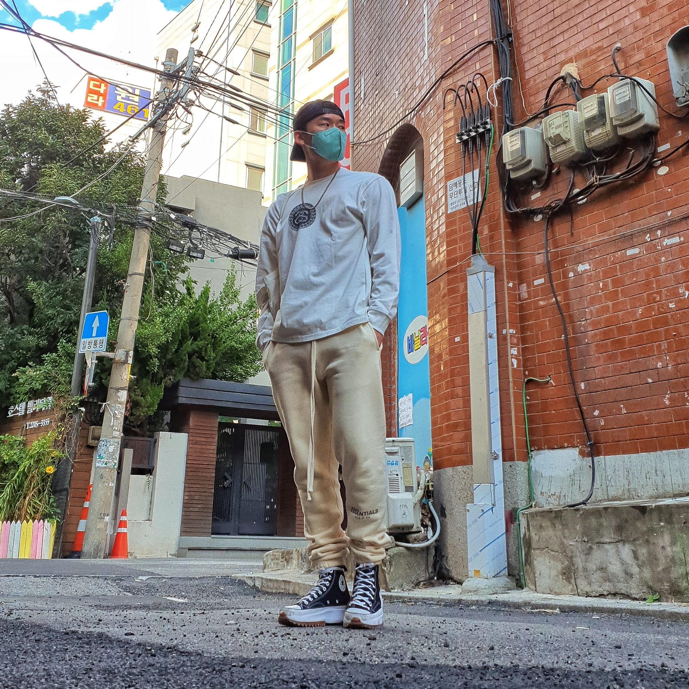 Essentials Sweatpants Cream - 21SS, Nike x Stussy Big Swoosh LS T-Shirt White - Asia 착용 스타일