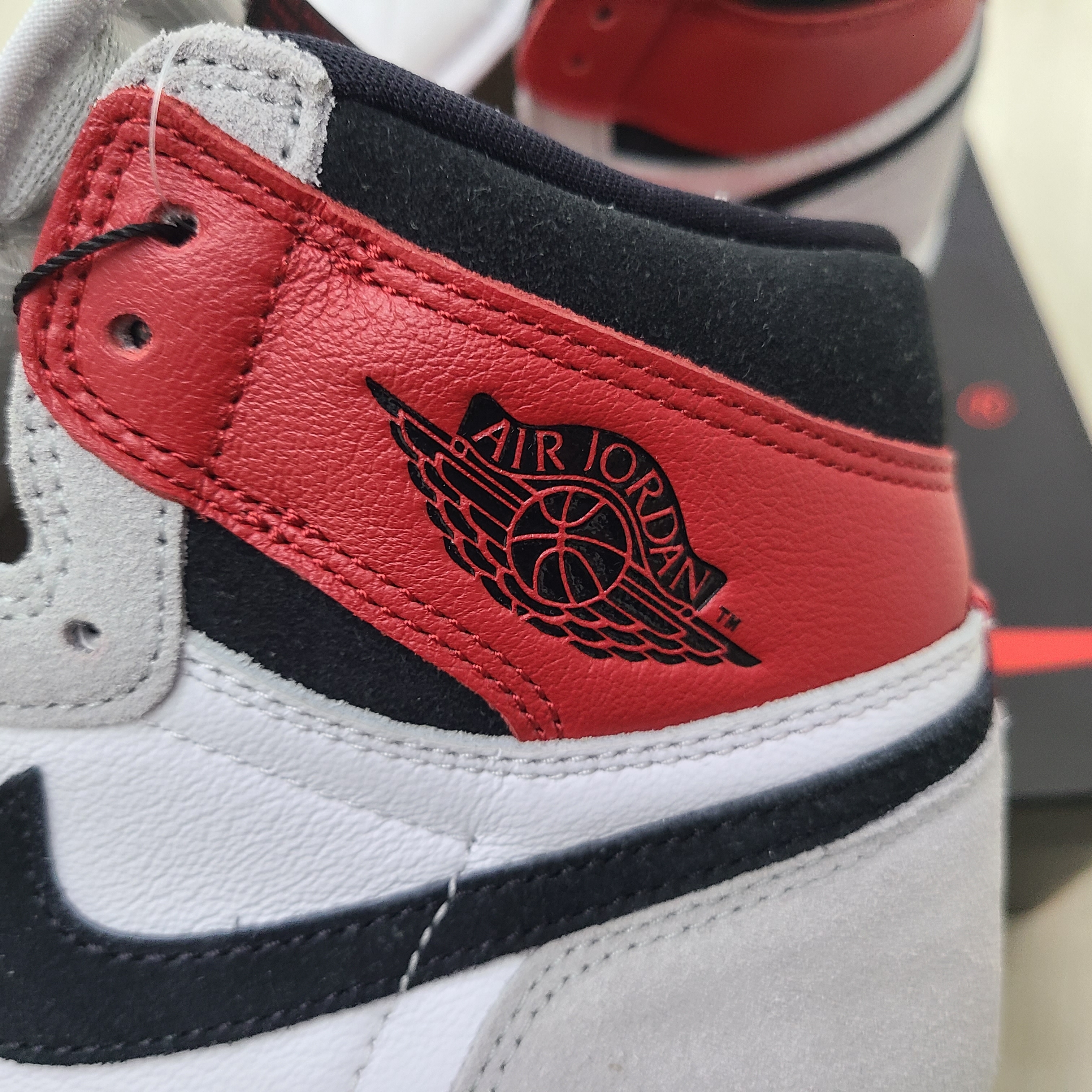 Jordan 1 Retro High OG Light Smoke Grey 착용 스타일 - 3