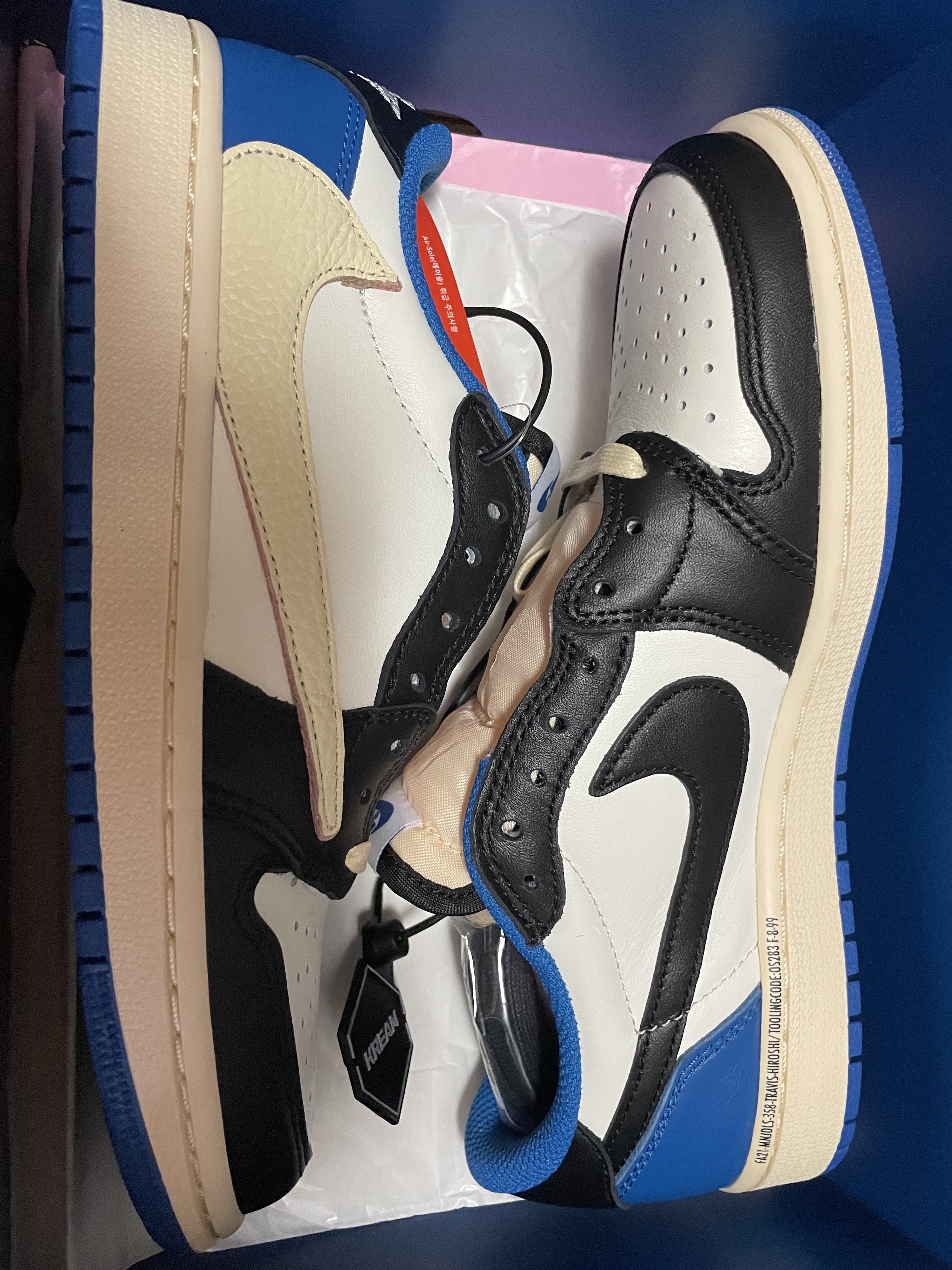 Stussy x Union Free Your Soul T-Shirt White, Jordan 1 x Travis Scott x Fragment Retro Low OG SP Military Blue 착용 스타일 - 3