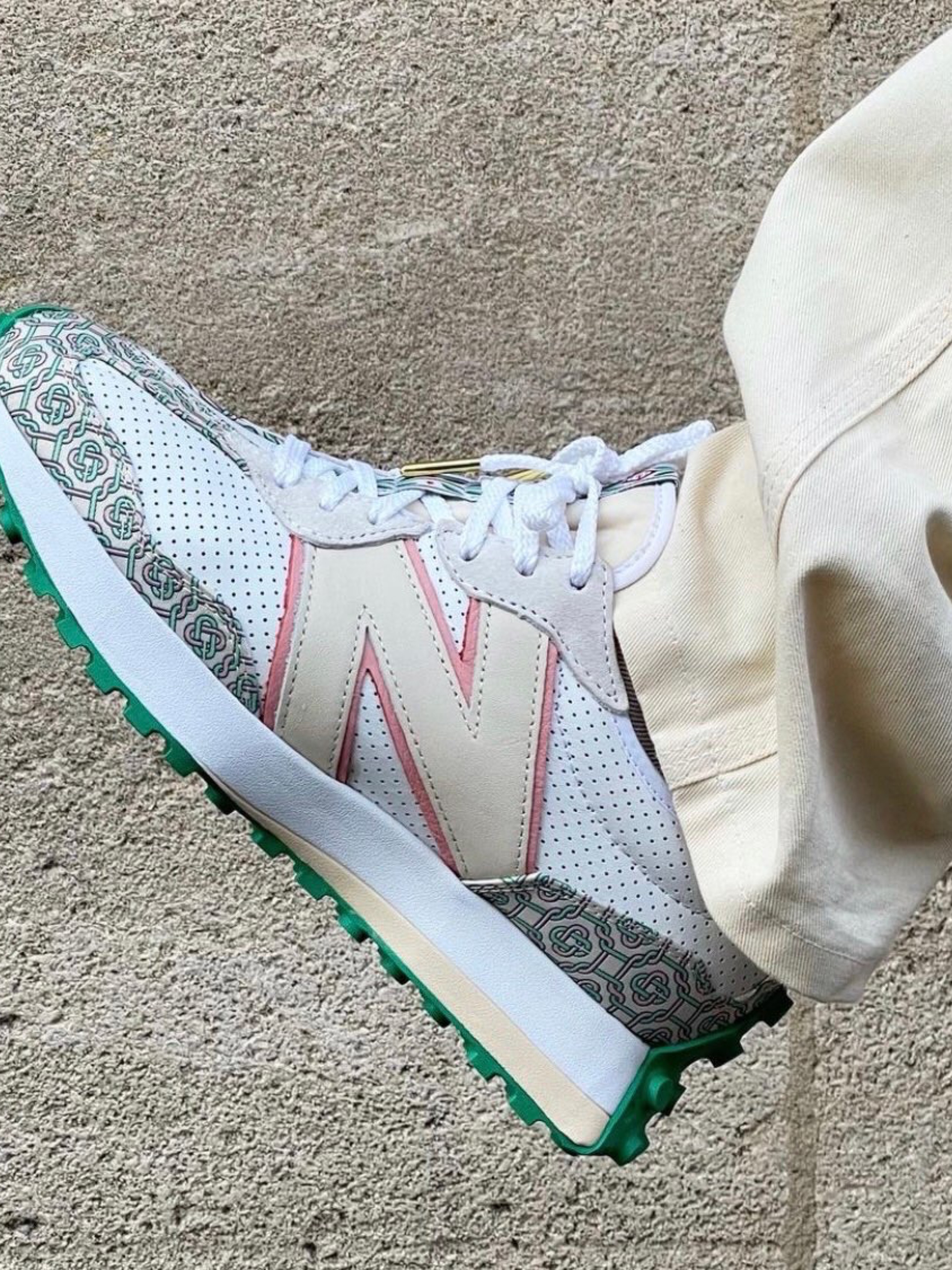 New Balance x Casablanca 327 Idealist Monogram White Green 착용 스타일 - 1