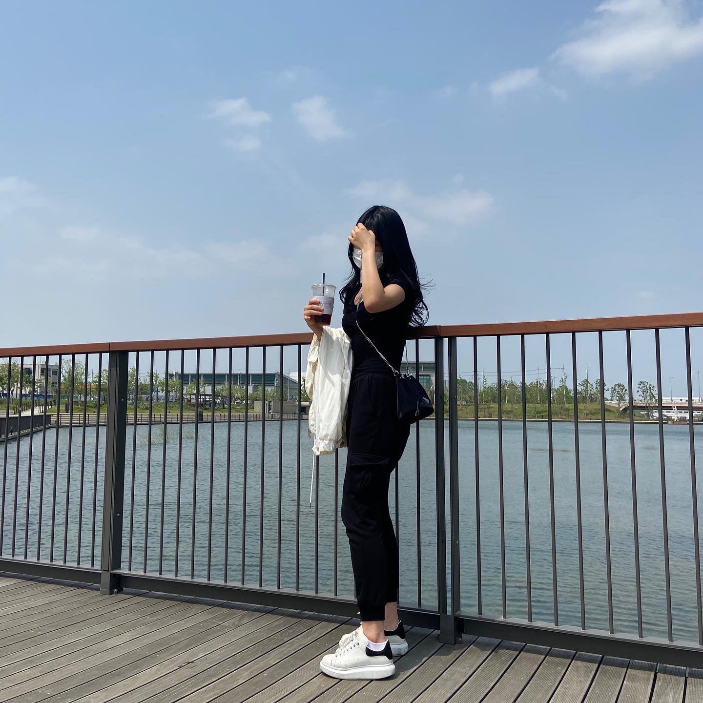 (W) Alexander McQueen Oversized Sneakers White Black 착용 스타일 - 2