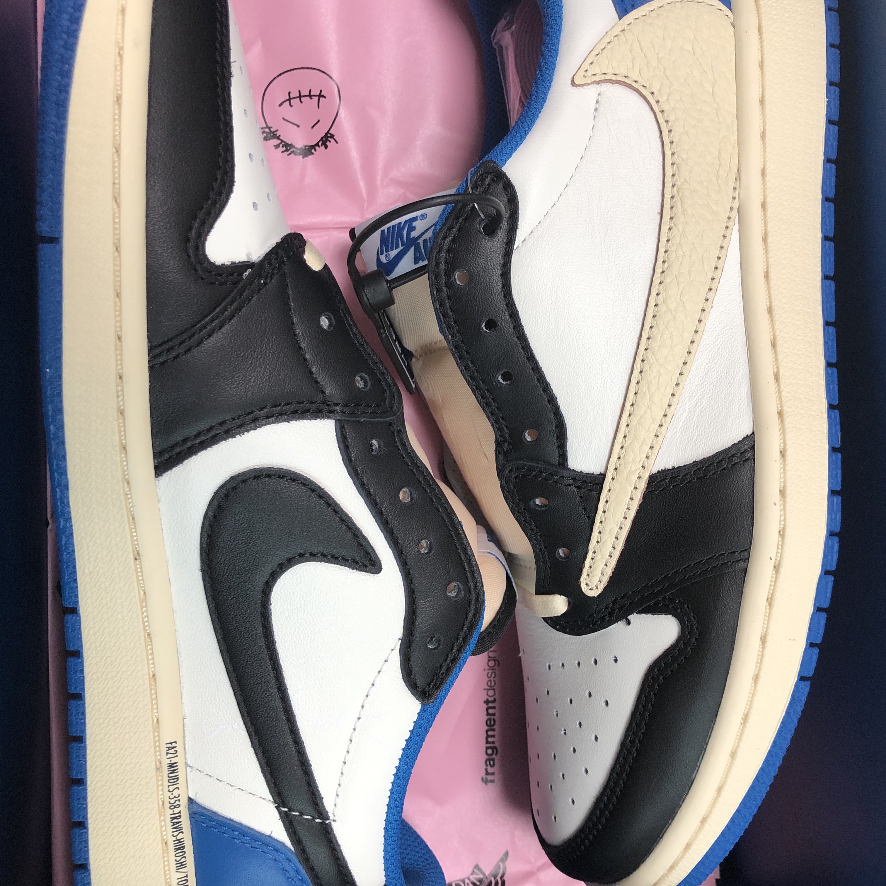 Jordan 1 x Travis Scott x Fragment Retro Low OG SP Military Blue, Nike x Off-White Dunk Low The 50 - Lot 46 착용 스타일 - 1