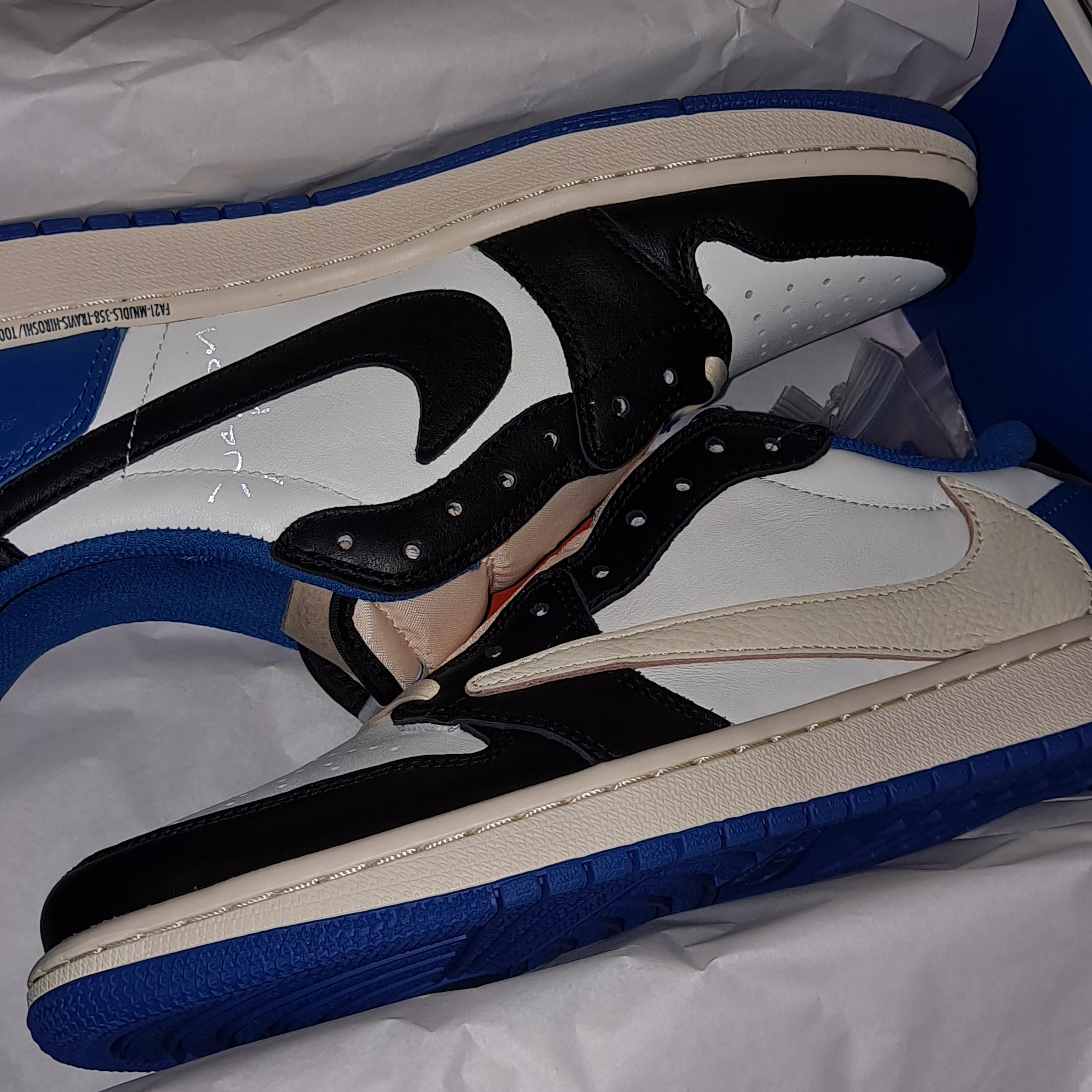 Jordan 1 x Travis Scott x Fragment Retro Low OG SP Military Blue 착용 스타일 - 2