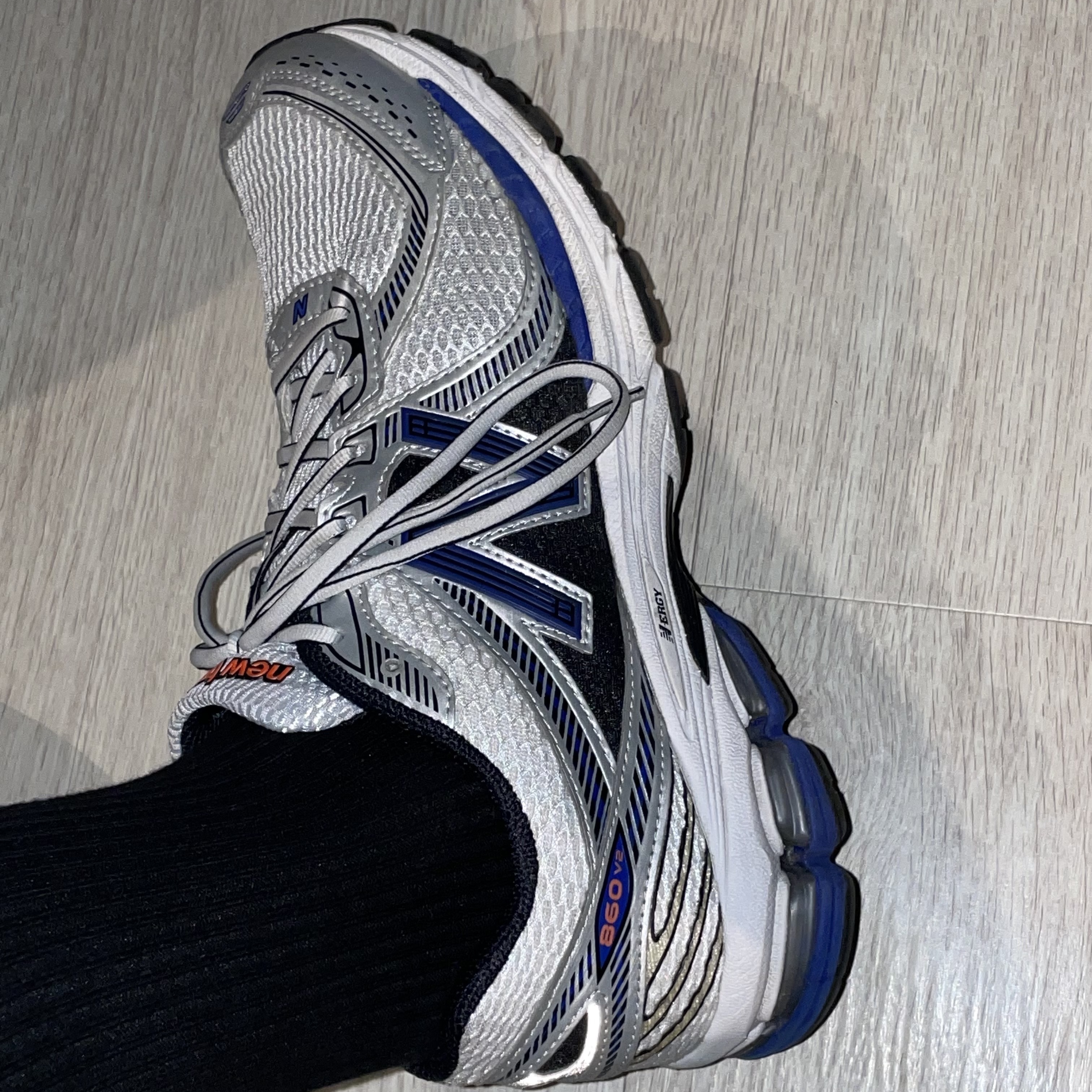 New Balance 860v2 Metallic Silver 착용 스타일 - 1