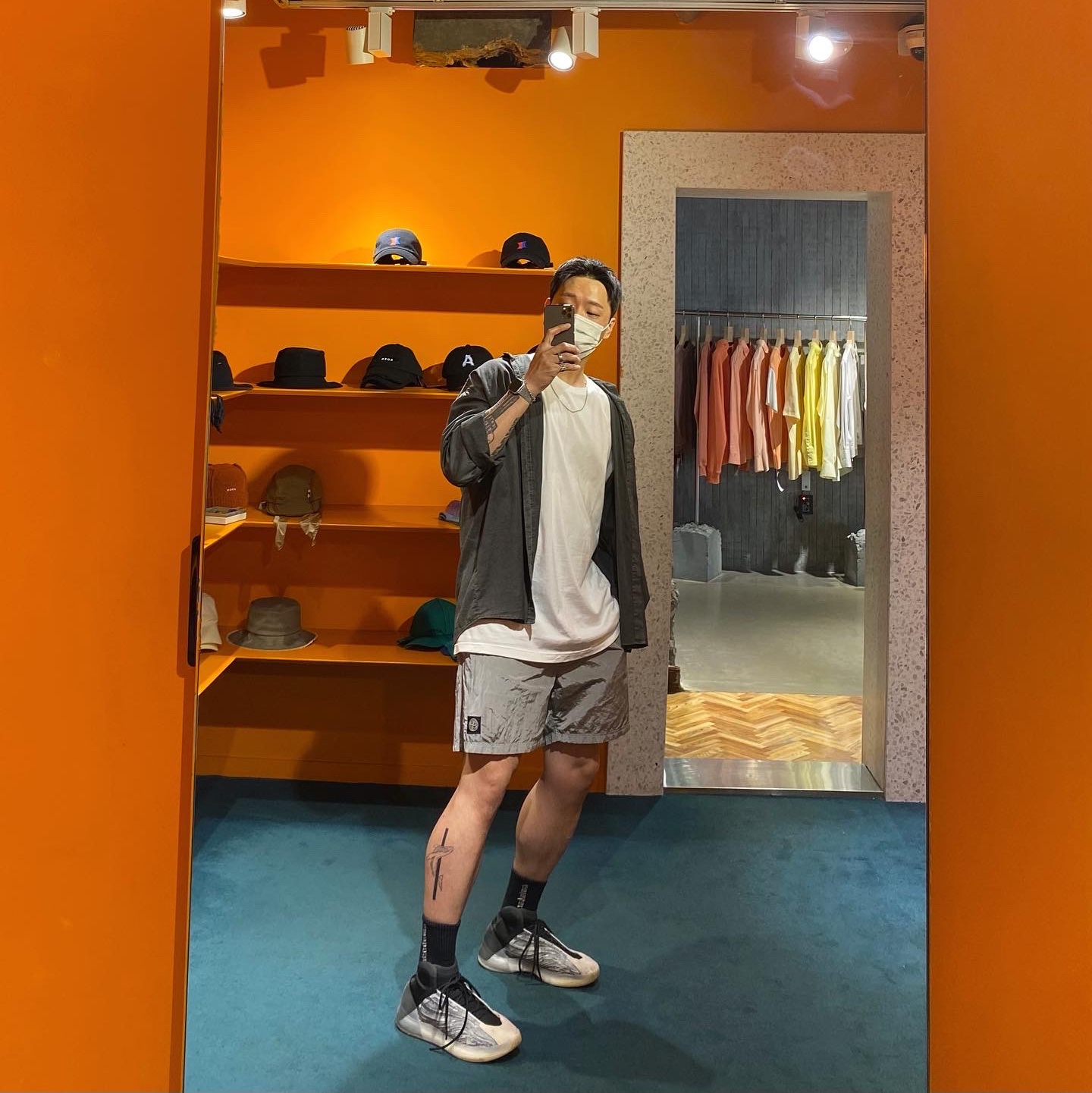 Stone Island B0943 Nylon Metal Swimming Trunk Light Grey - 21SS, Adidas Yeezy QNTM Lifestyle 착용 스타일