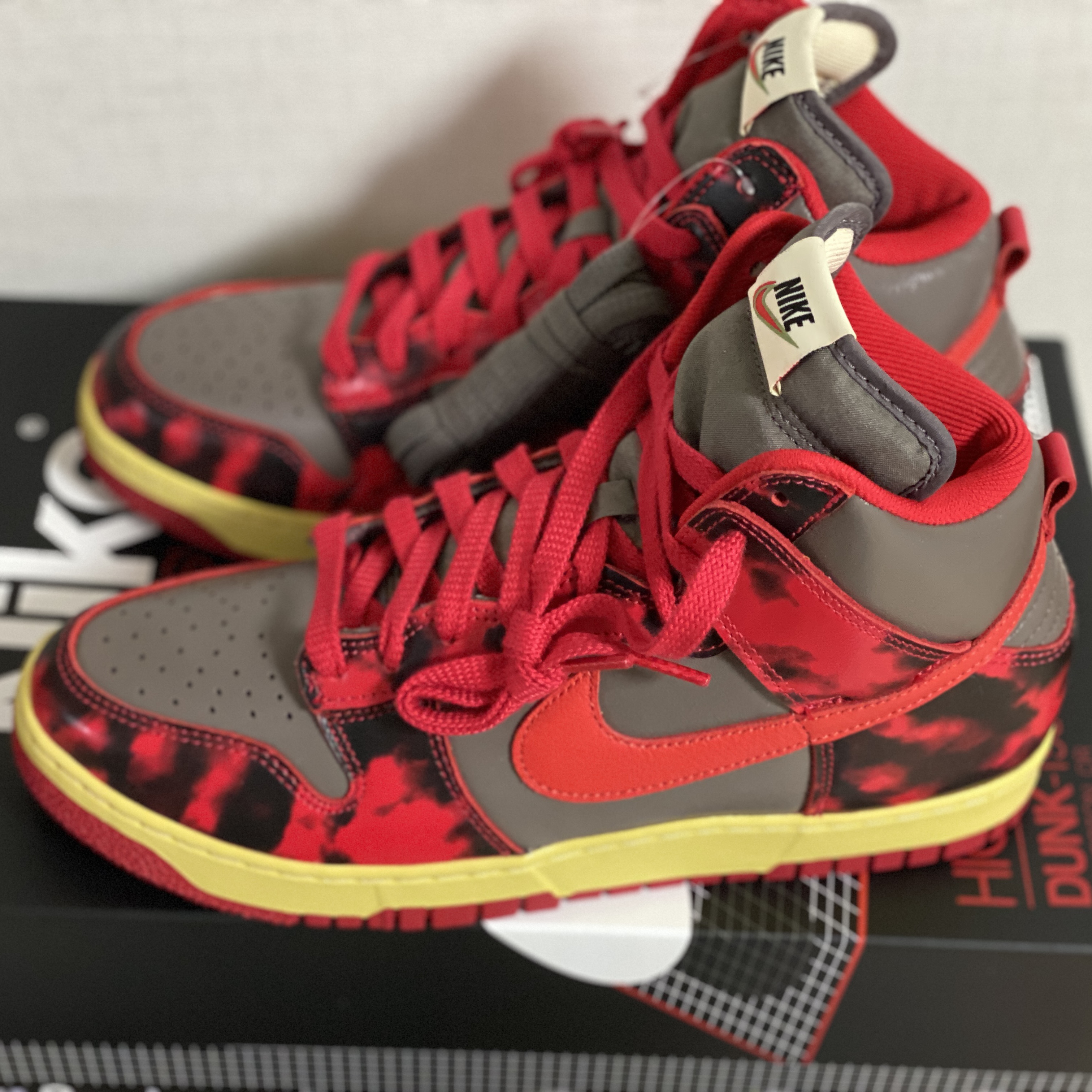 Nike Dunk High 1985 SP Red Acid Wash 착용 스타일 - 3