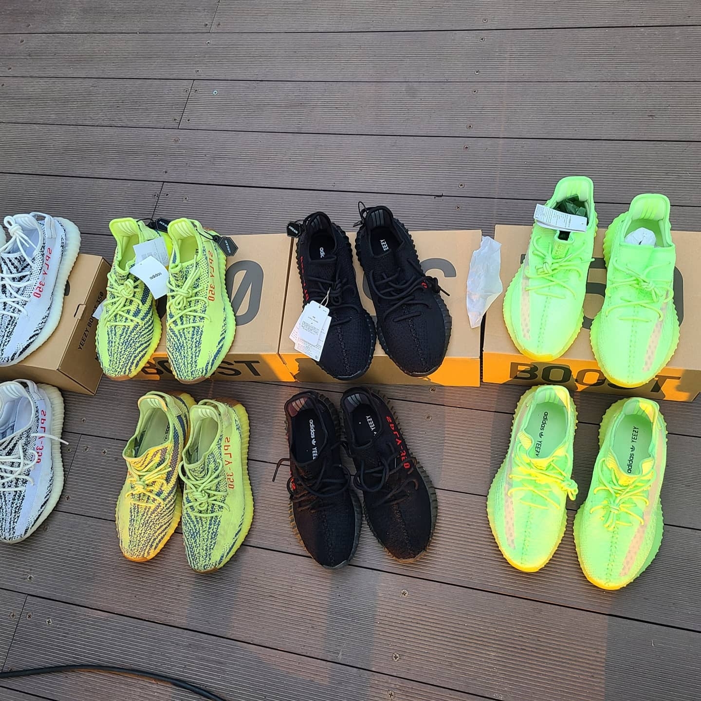 Adidas Yeezy Boost 350 V2 Glow 착용 스타일 - 2