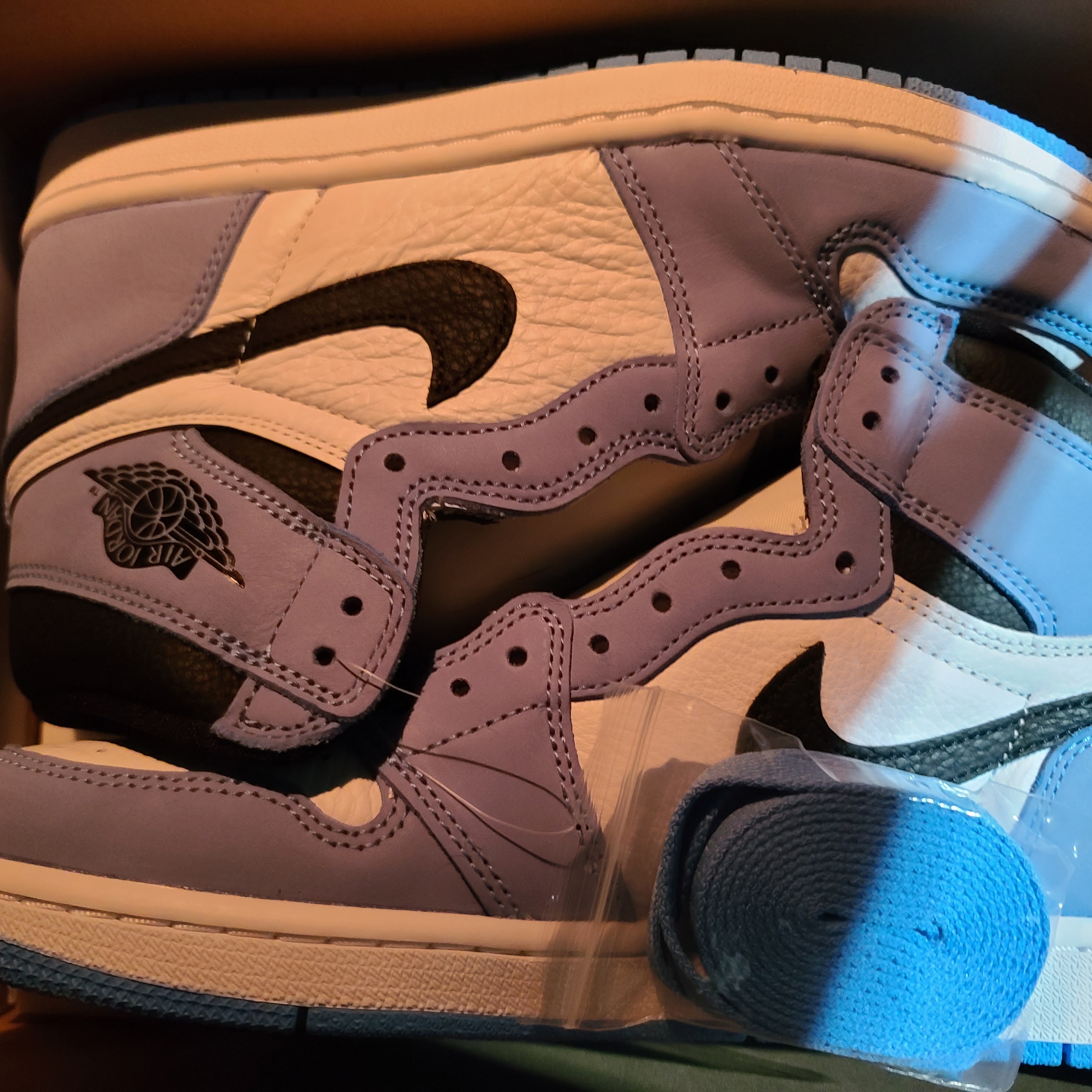 Jordan 1 Retro High OG University Blue 착용 스타일 - 2