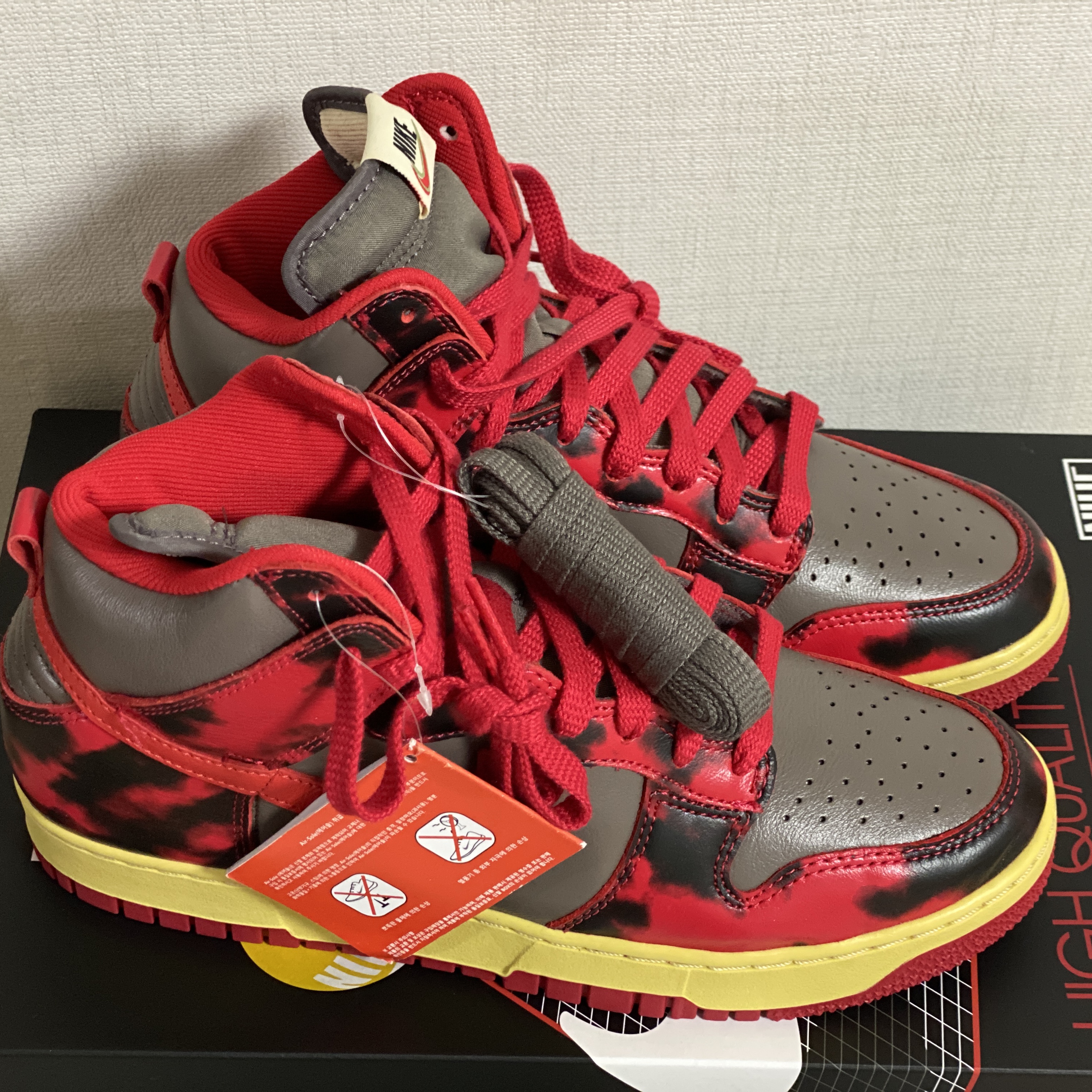 Nike Dunk High 1985 SP Red Acid Wash 착용 스타일 - 2