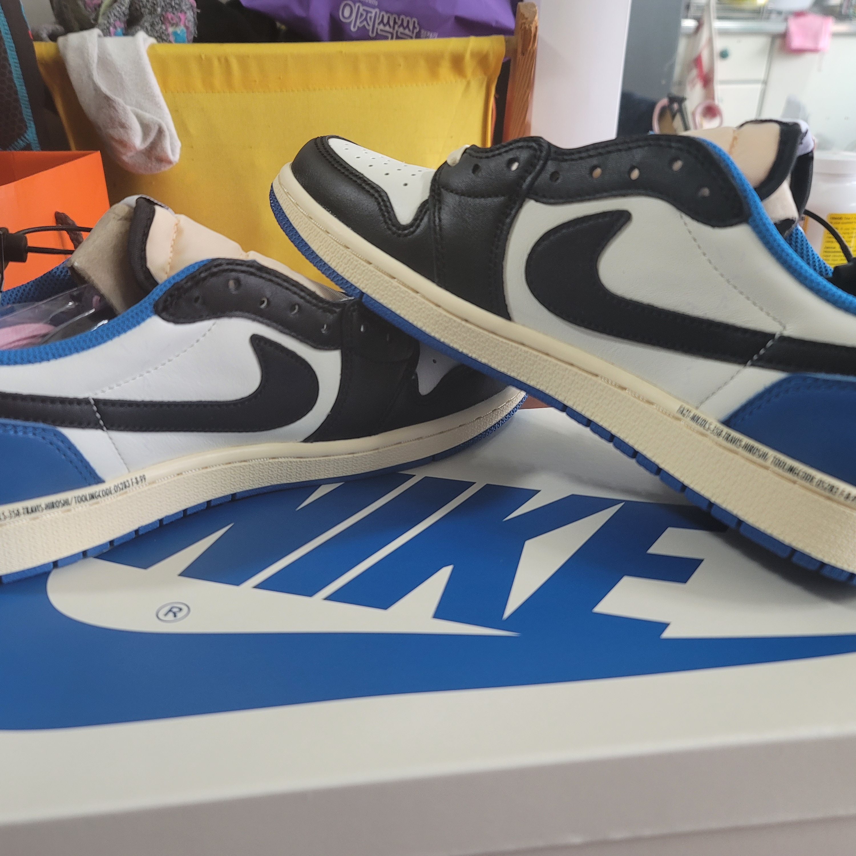 Jordan 1 x Travis Scott x Fragment Retro Low OG SP Military Blue 착용 스타일 - 3
