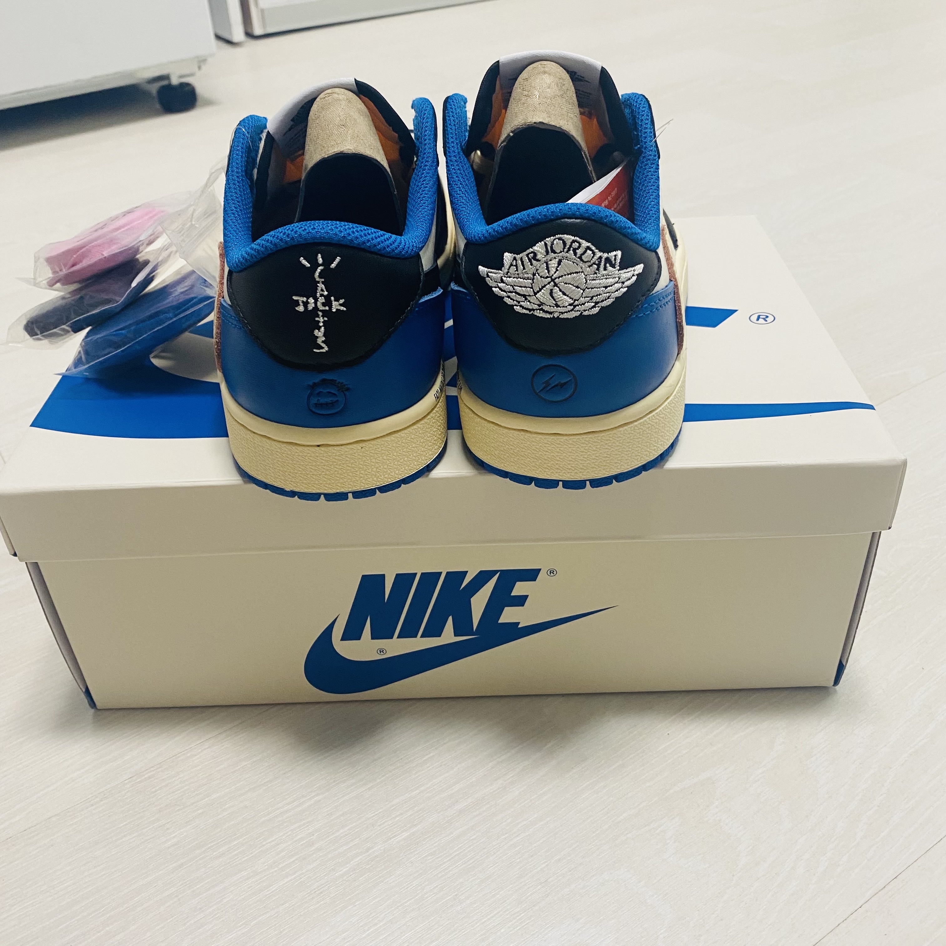 Jordan 1 x Travis Scott x Fragment Retro Low OG SP Military Blue 착용 스타일 - 1