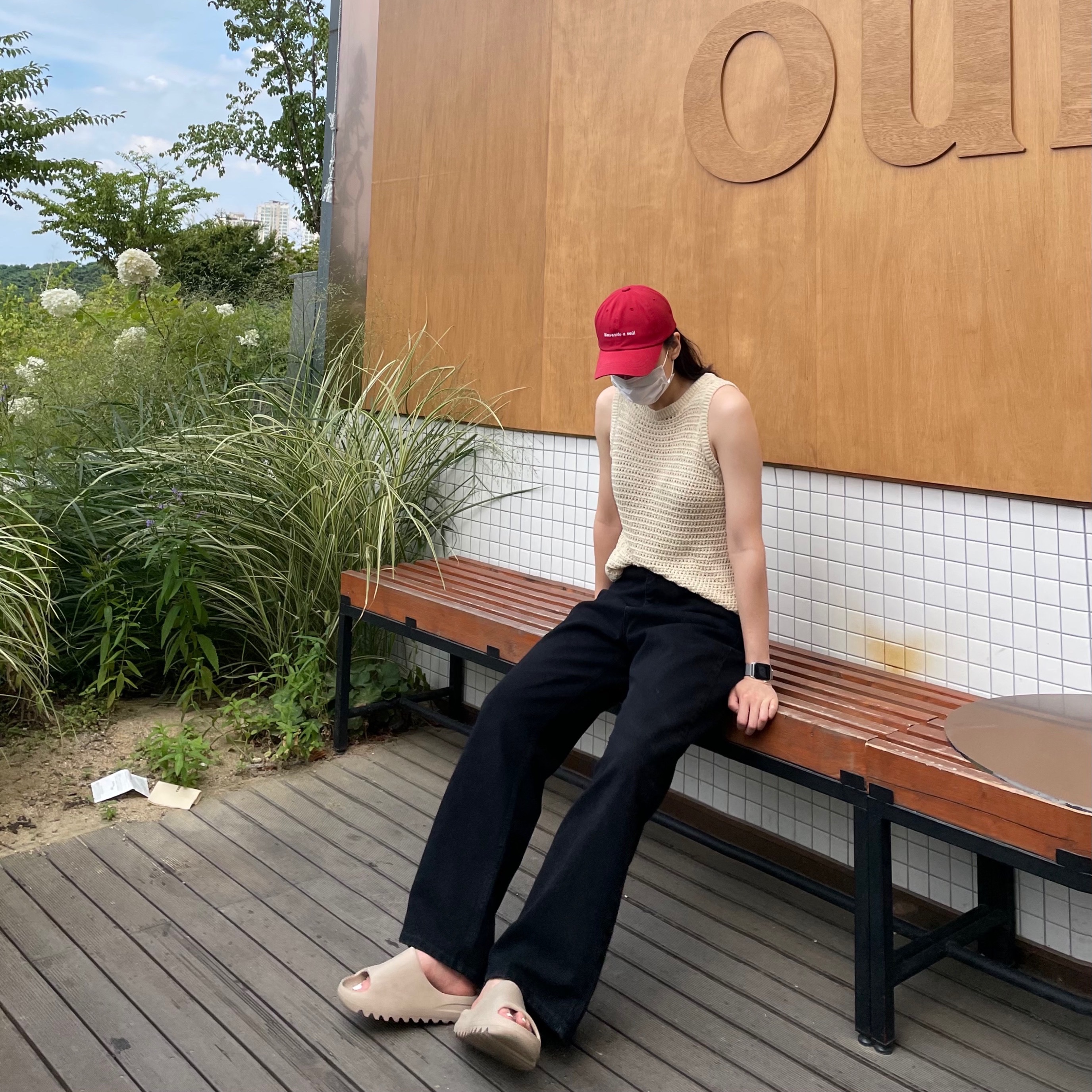 Adidas Yeezy Slide Pure 착용 스타일 - 2