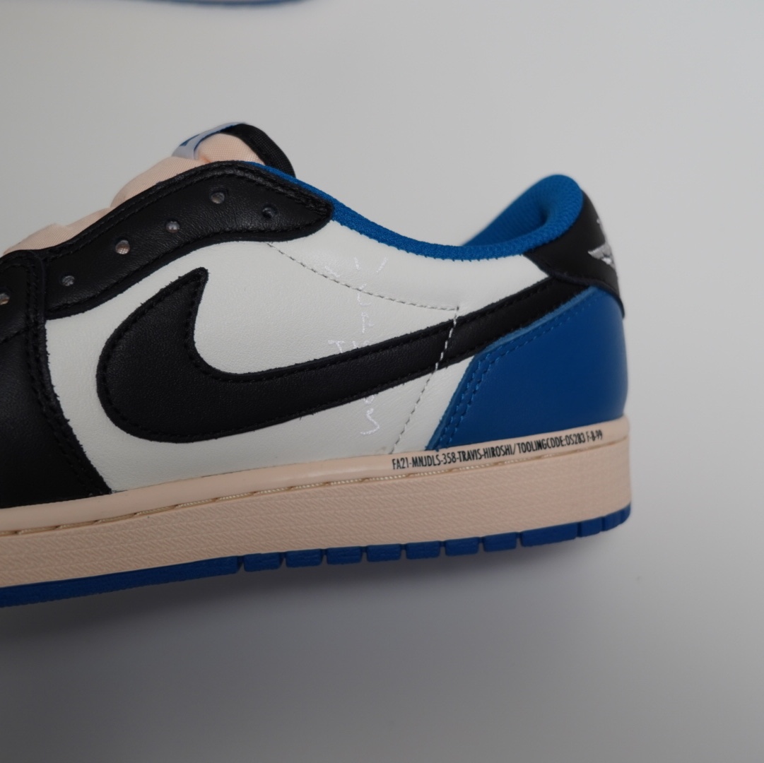 Jordan 1 x Travis Scott x Fragment Retro Low OG SP Military Blue 착용 스타일 - 2