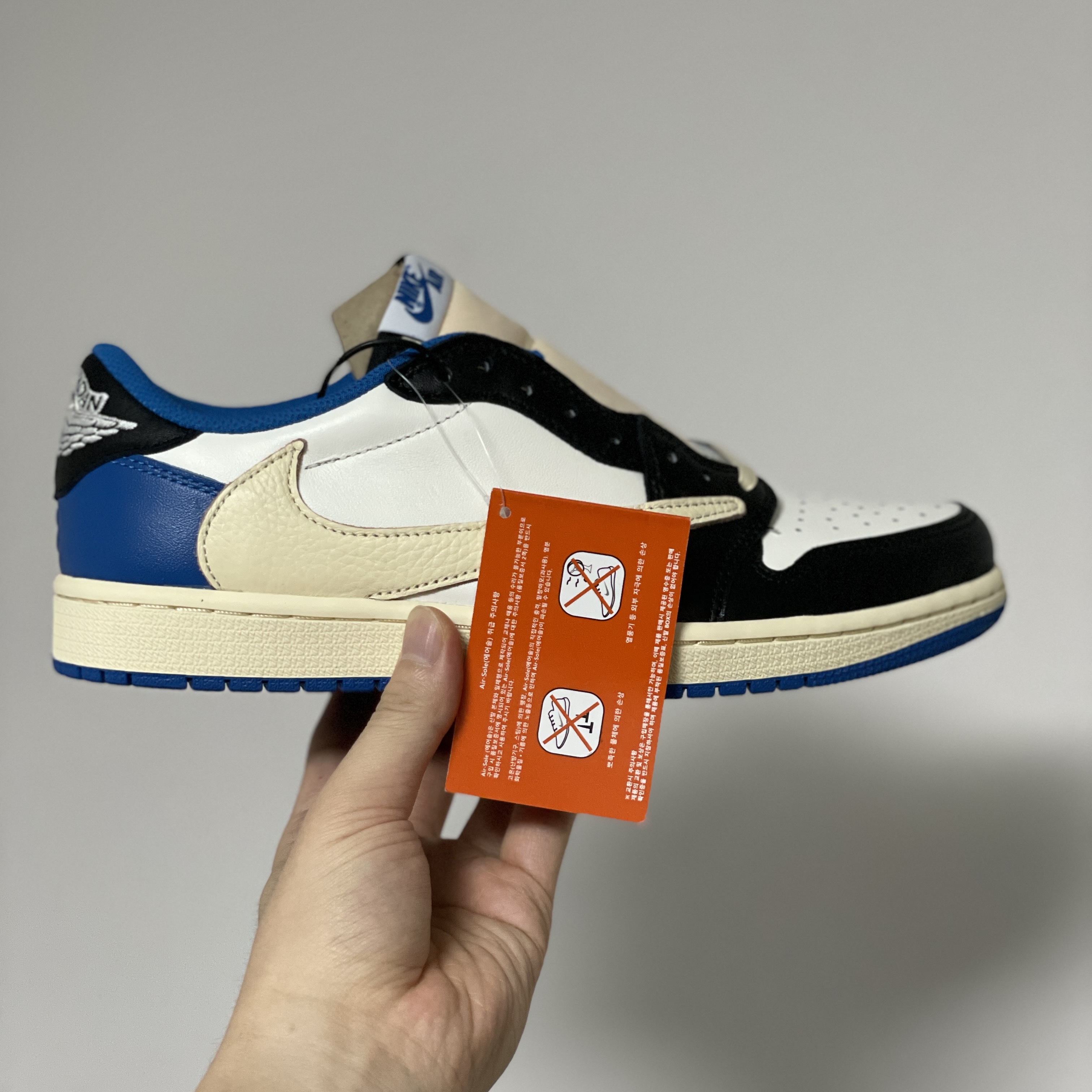 Jordan 1 x Travis Scott x Fragment Retro Low OG SP Military Blue 착용 스타일 - 1
