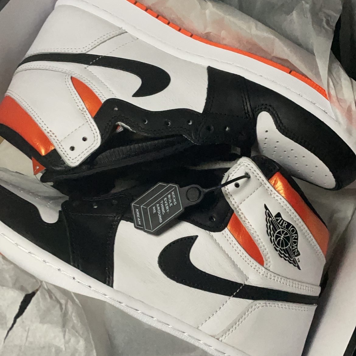Jordan 1 Retro High OG Electro Orange 착용 스타일