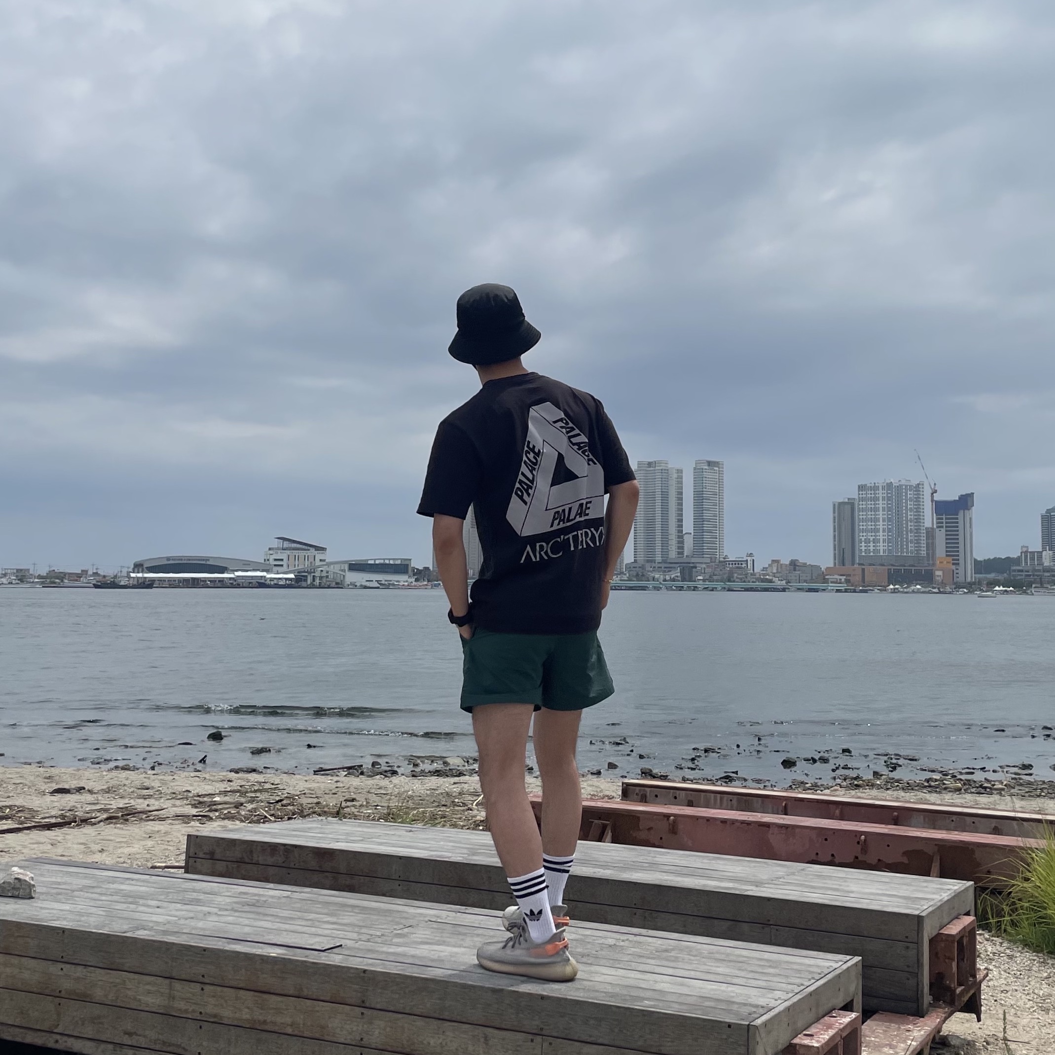 Palace x Arc'teryx T-Shirt Black - 20FW, Prada Re-Nylon Bucket Hat Black 착용 스타일