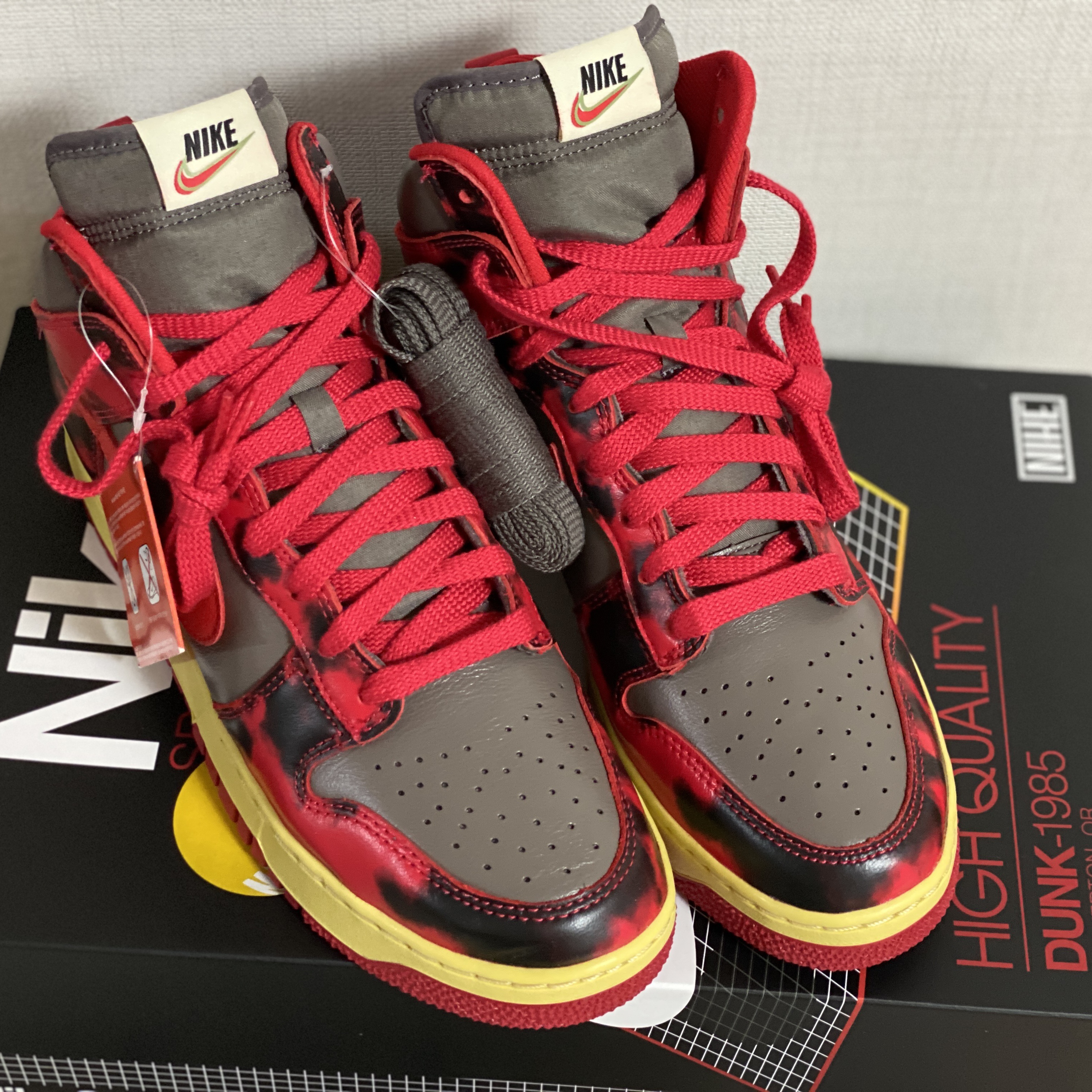 Nike Dunk High 1985 SP Red Acid Wash 착용 스타일 - 1