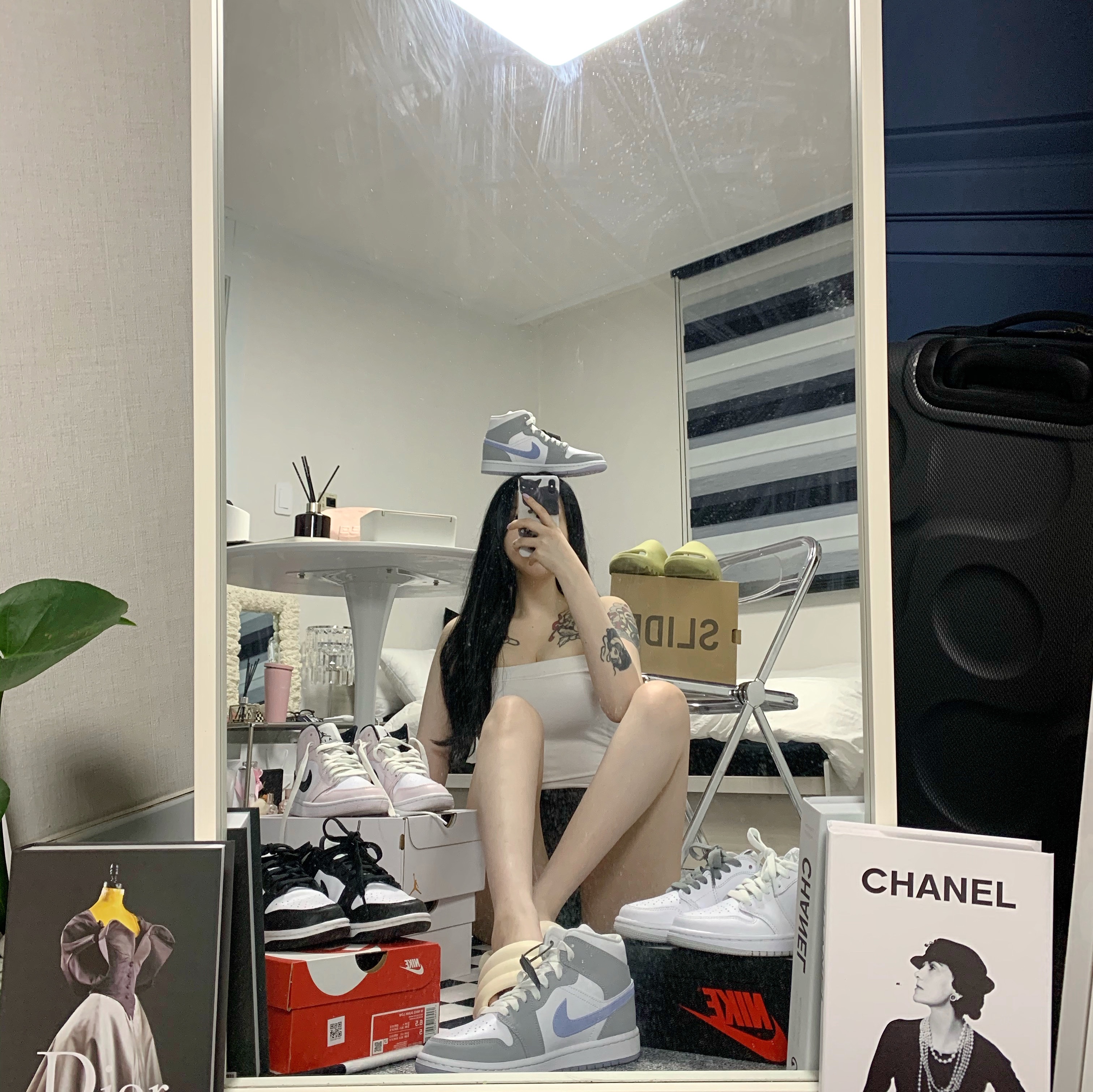 (W) Jordan 1 Mid Wolf Grey, Adidas Yeezy Slide Resin 2021 착용 스타일