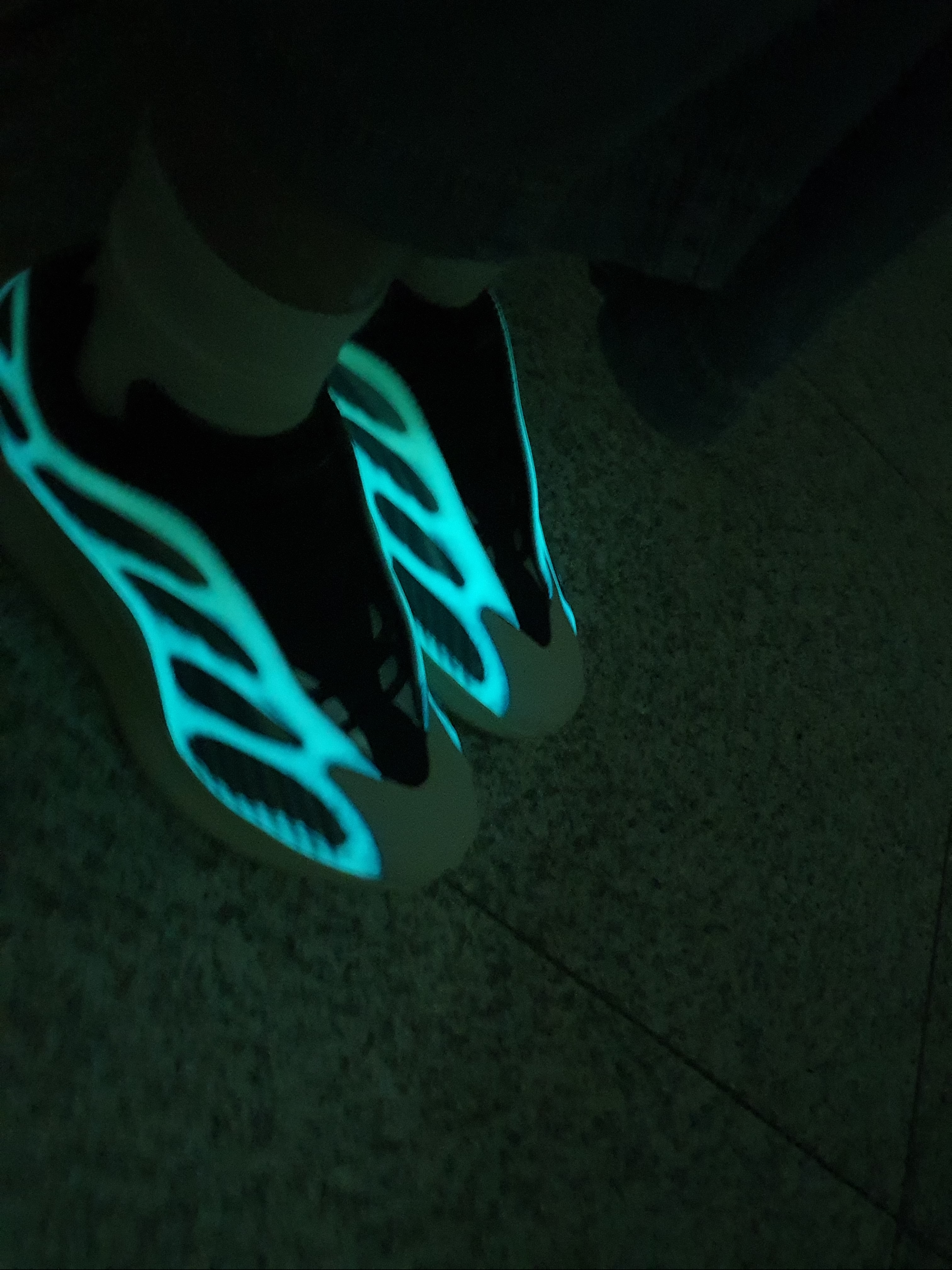 Adidas Yeezy 700 V3 Kyanite 착용 스타일 - 2