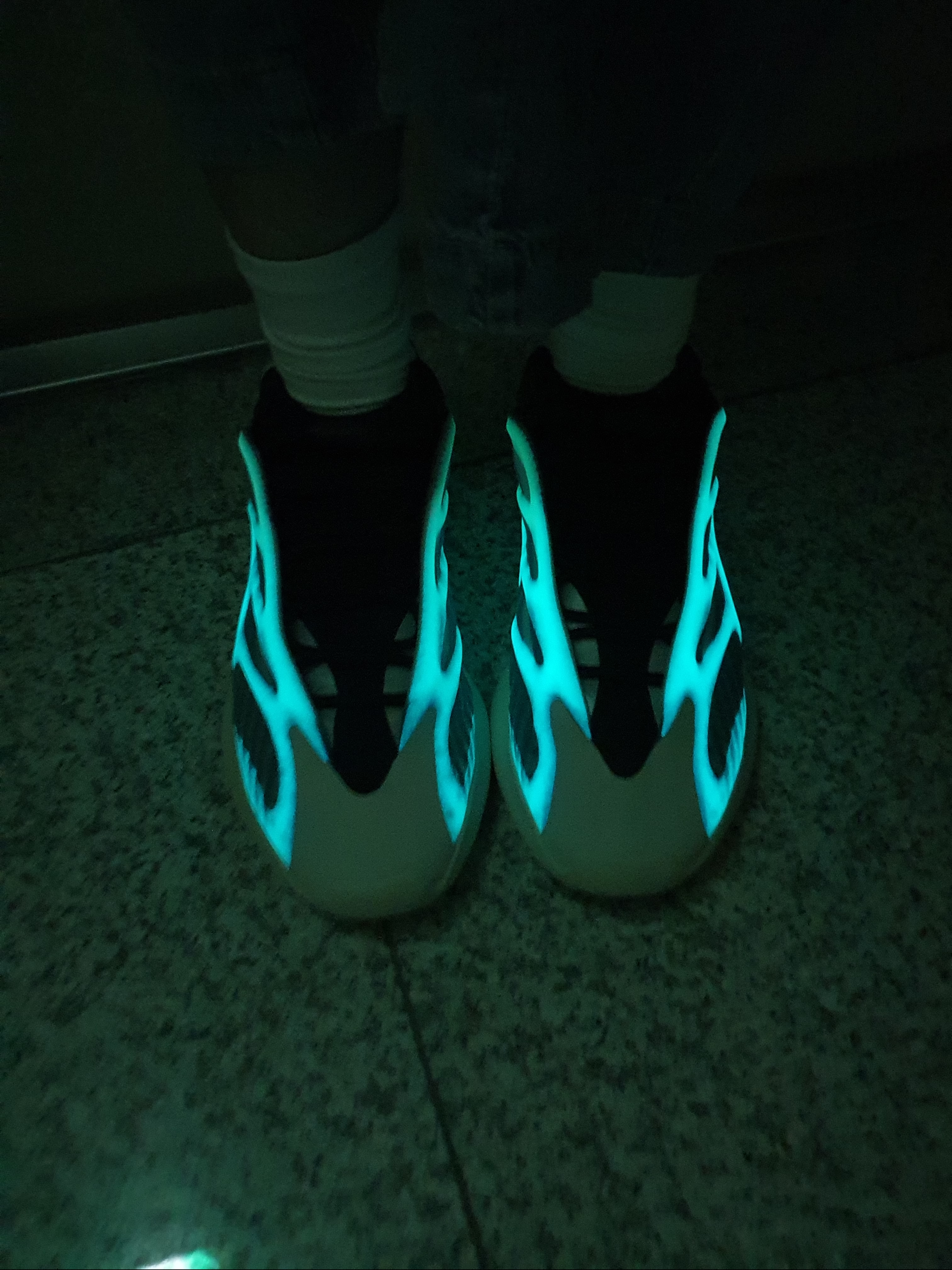 Adidas Yeezy 700 V3 Kyanite 착용 스타일 - 1
