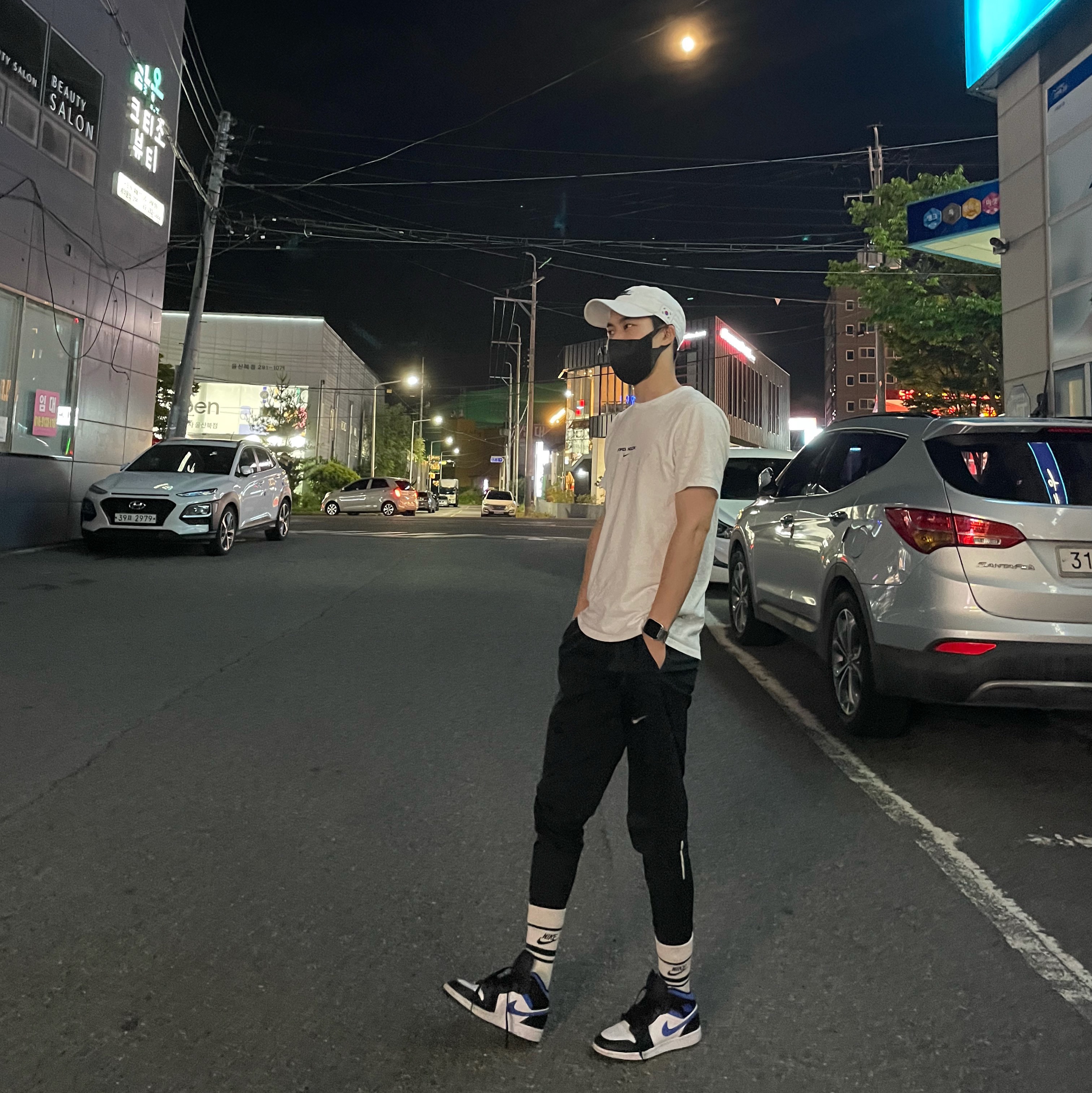Jordan 1 Mid Racer Blue, Nike x Drake Nocta Essential T-Shirt White - Asia 착용 스타일
