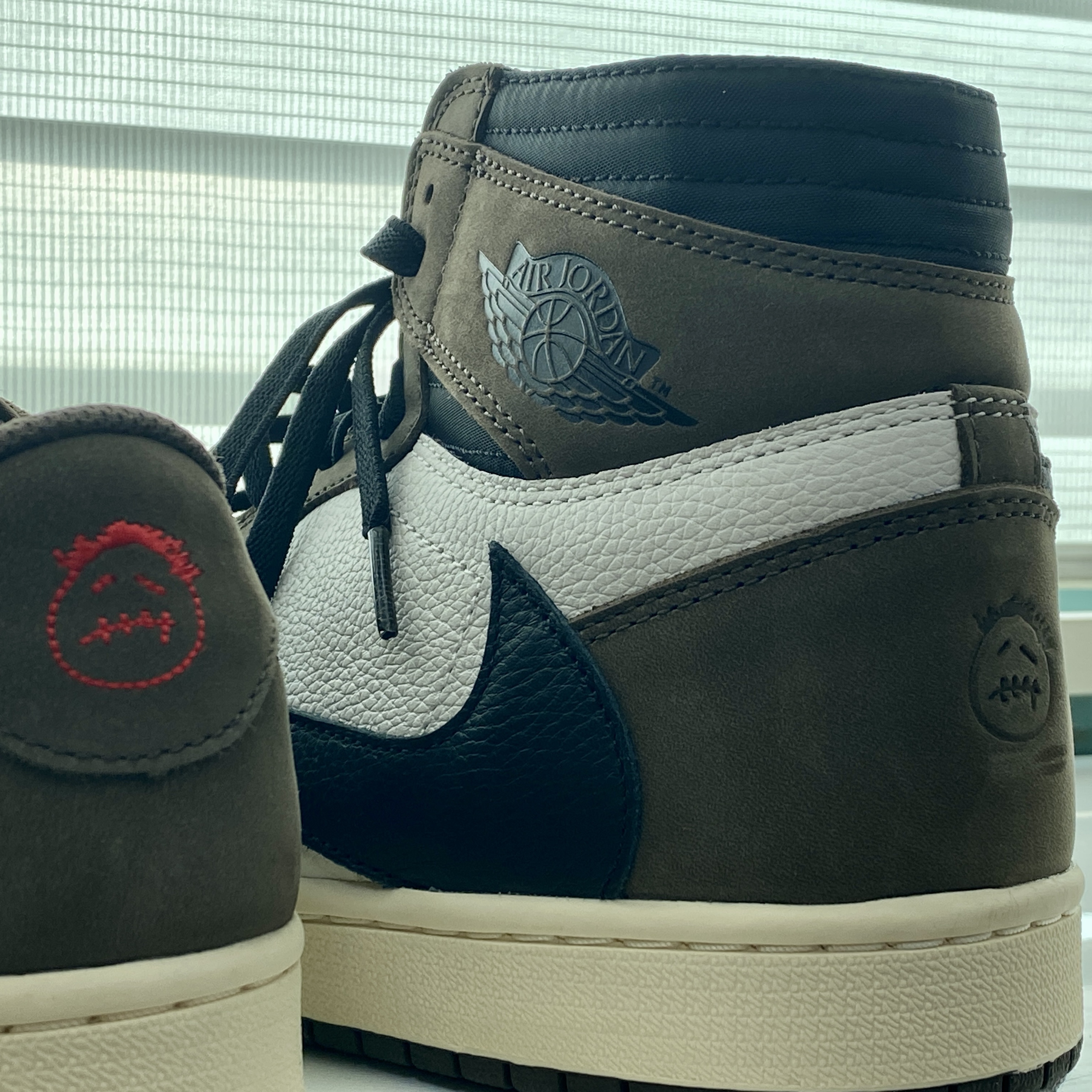 Jordan 1 x Travis Scott Retro Low OG SP Mocha, Jordan 1 x Travis Scott Retro High OG SP Mocha 착용 스타일 - 3