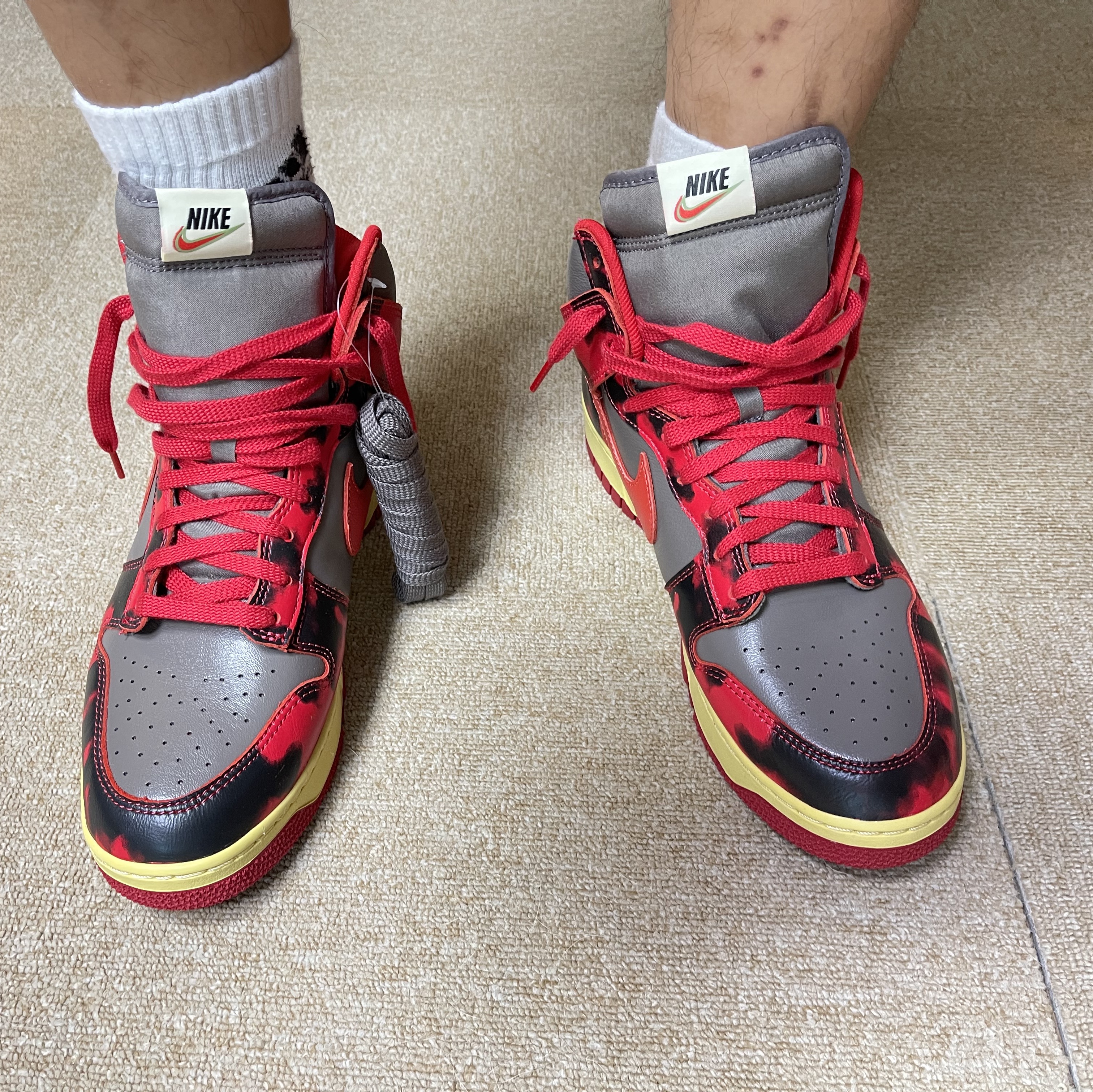 Nike Dunk High 1985 SP Red Acid Wash 착용 스타일 - 1