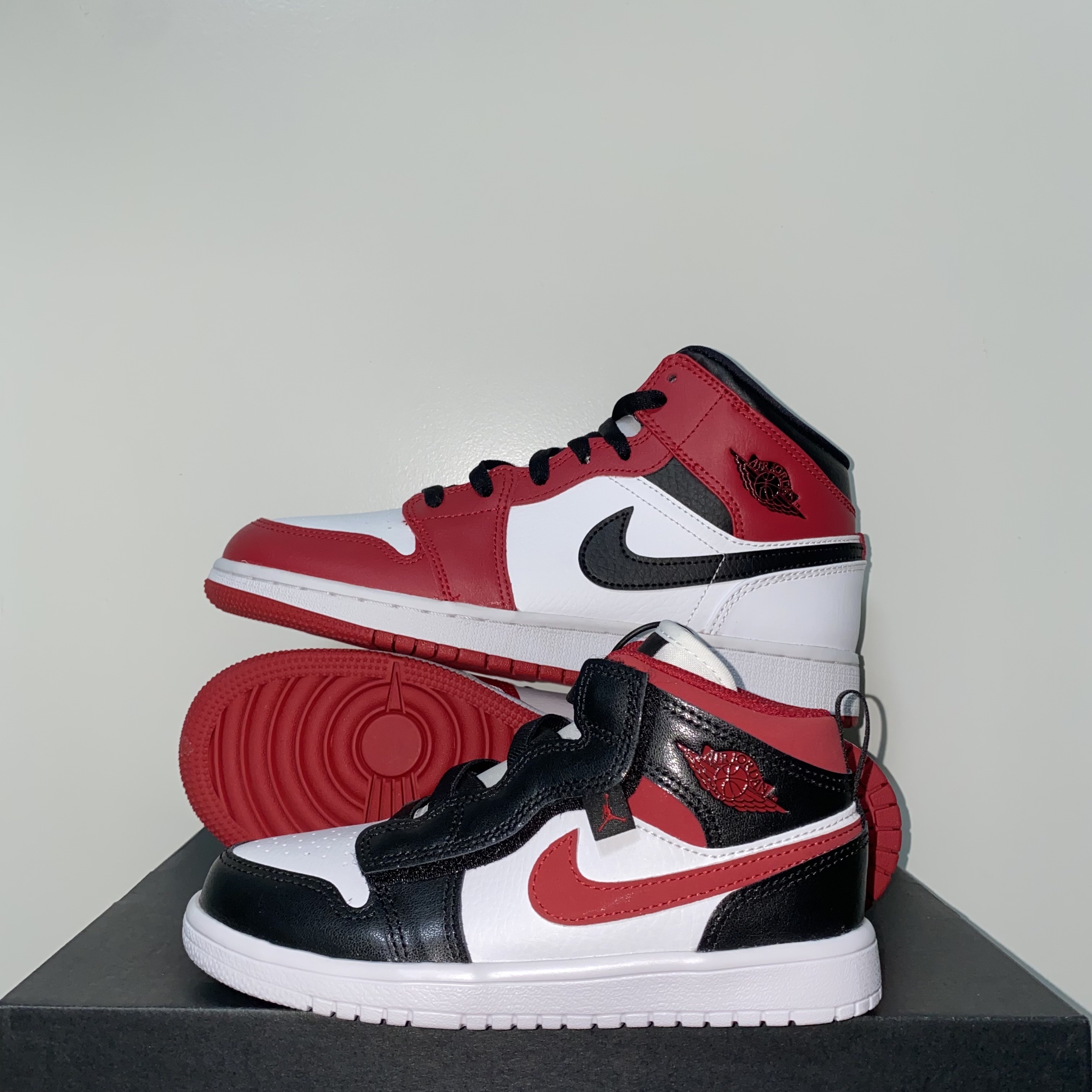 (GS) Jordan 1 Mid White Gym Red Black, (PS) Jordan 1 Mid Alt Gym Red Black White 착용 스타일 - 1