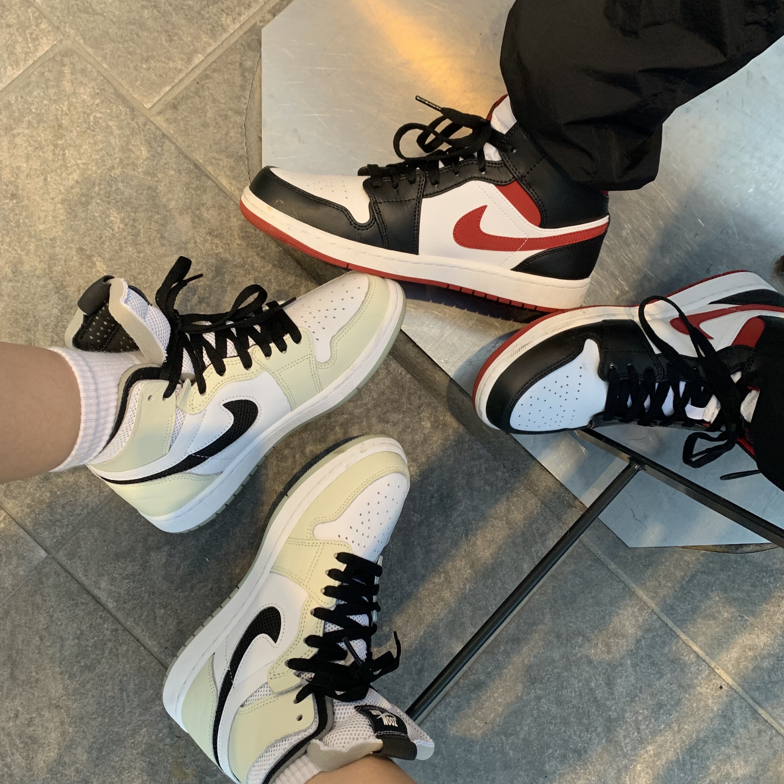 Jordan 1 Mid Gym Red Black White, (W) Jordan 1 Zoom Air CMFT Light Bone 착용 스타일