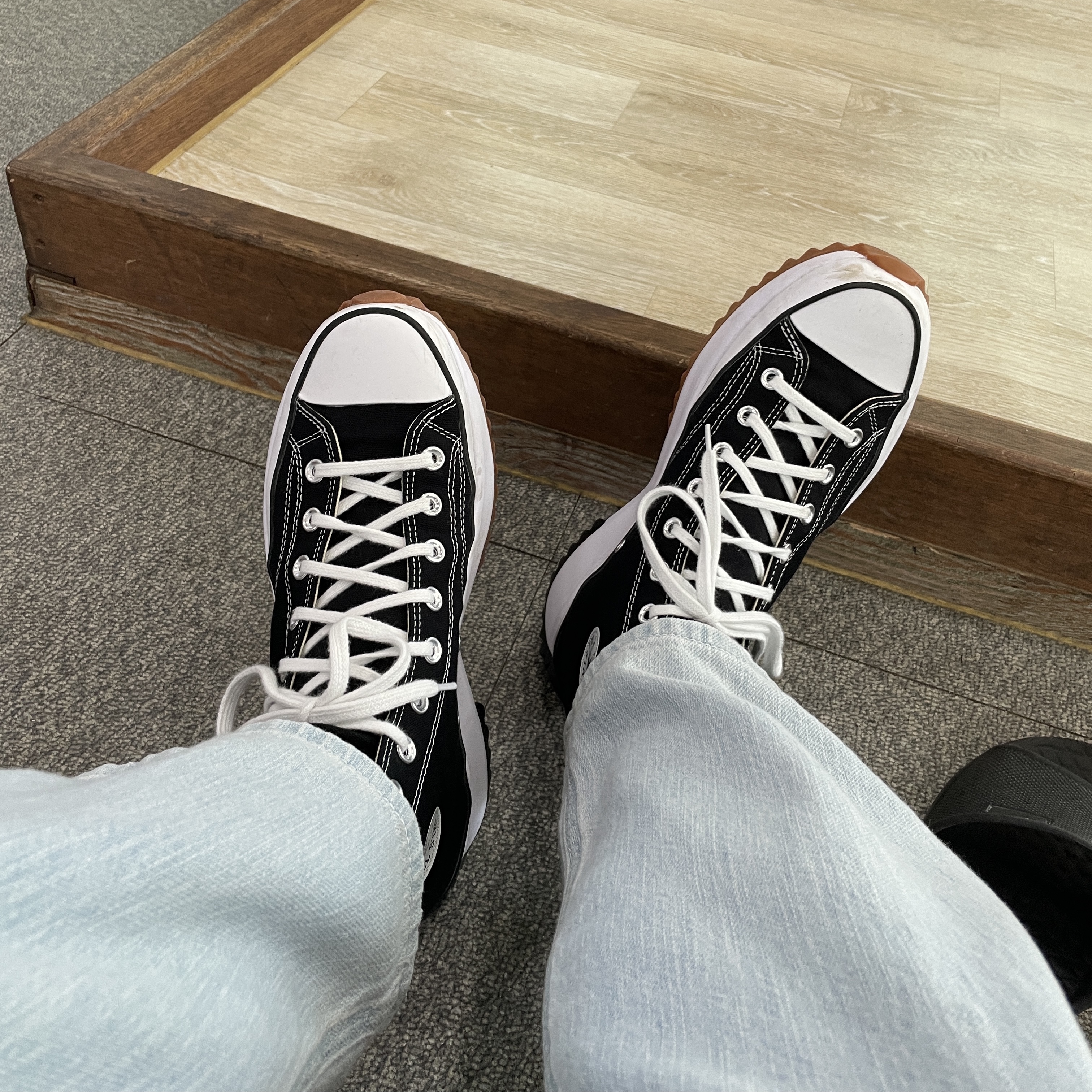 Converse Run Star Hike Hi Black White Gum 착용 스타일 - 1