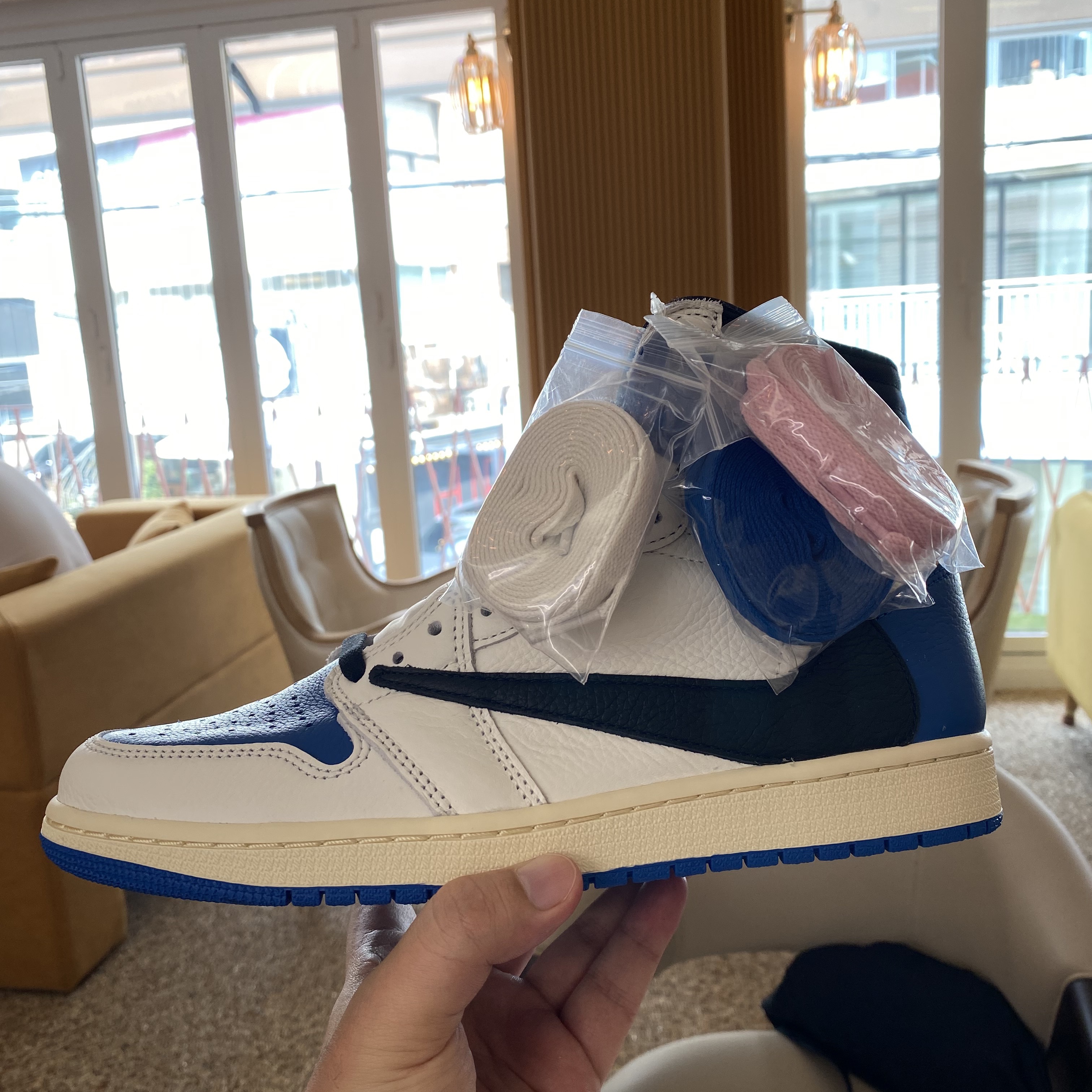 Jordan 1 x Travis Scott x Fragment Retro High OG SP Military Blue 착용 스타일 - 1
