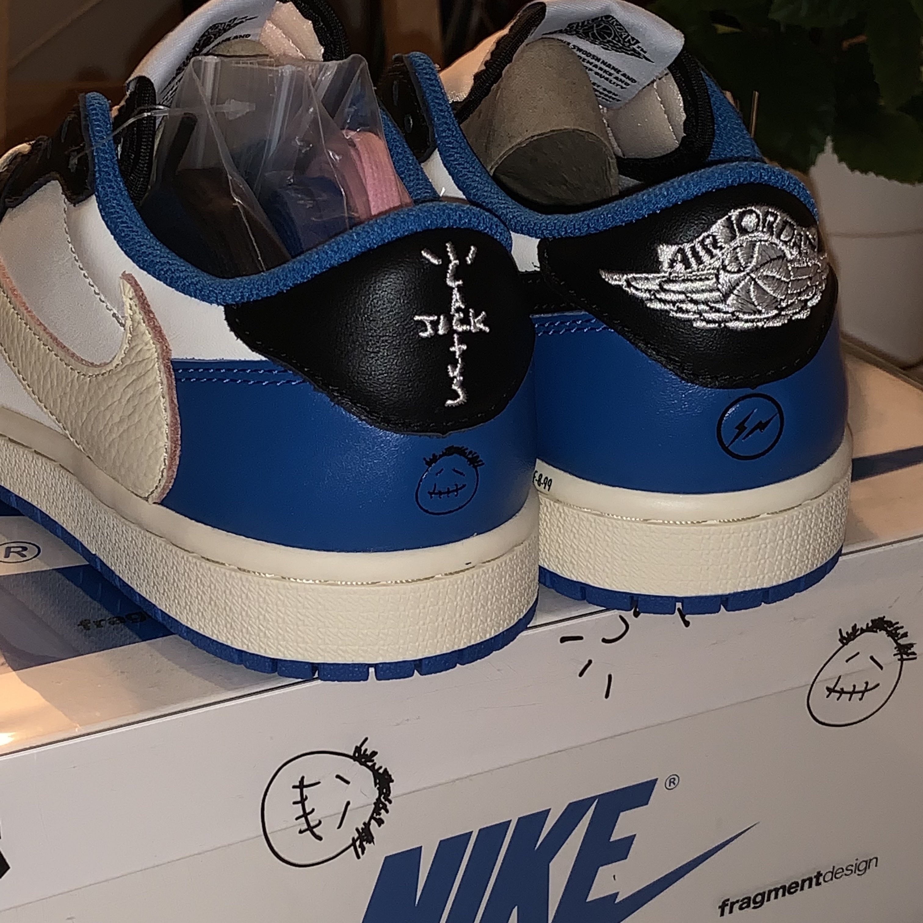 Jordan 1 x Travis Scott x Fragment Retro Low OG SP Military Blue 착용 스타일 - 1
