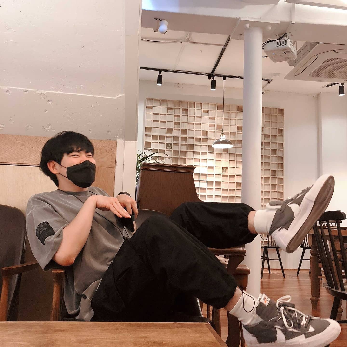 Nike x Sacai Blazer Low Iron Grey 착용 스타일 - 2