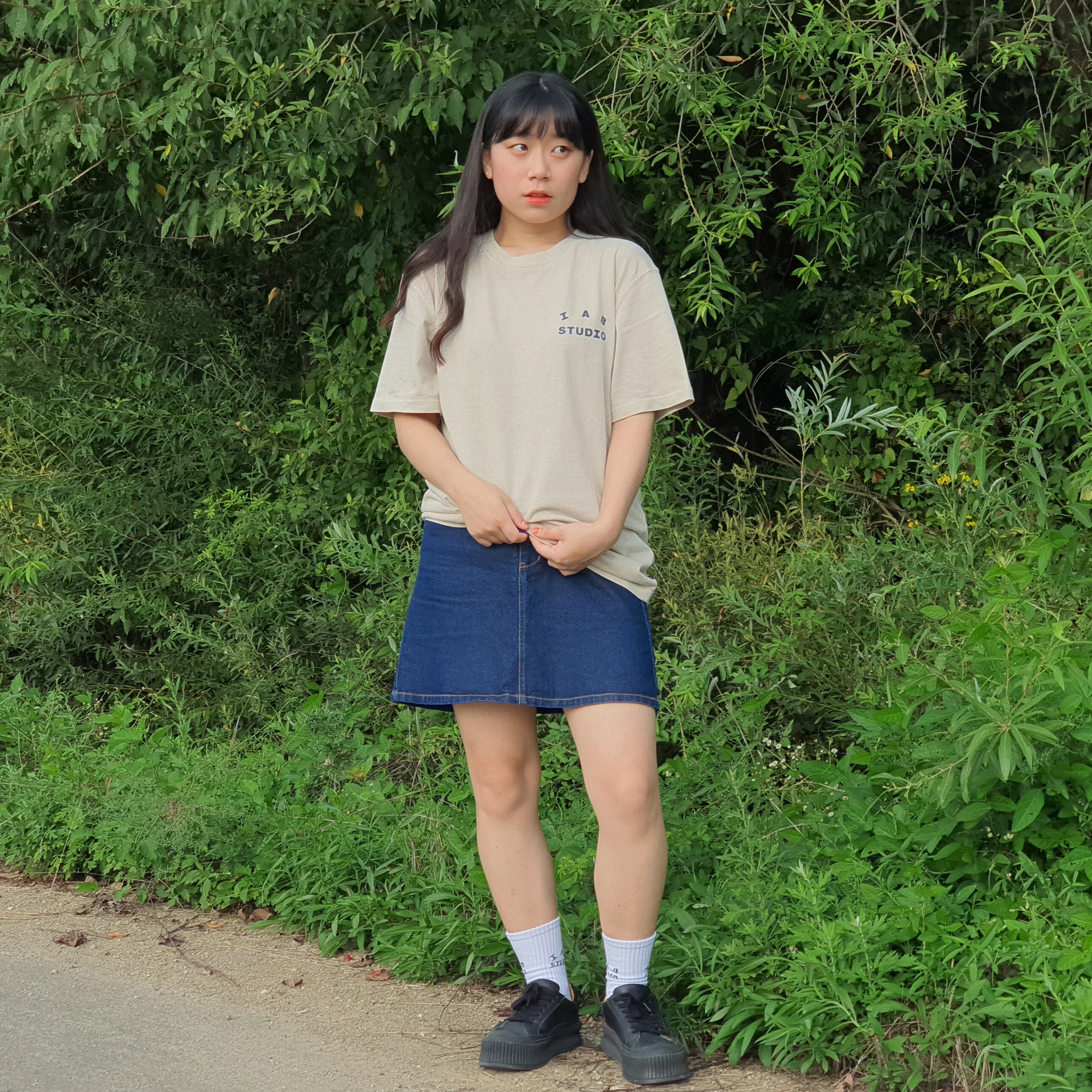 IAB Studio Pigment T-Shirt Oatmeal, IAB Studio Socks Pack White Purple Cyan 착용 스타일 - 1