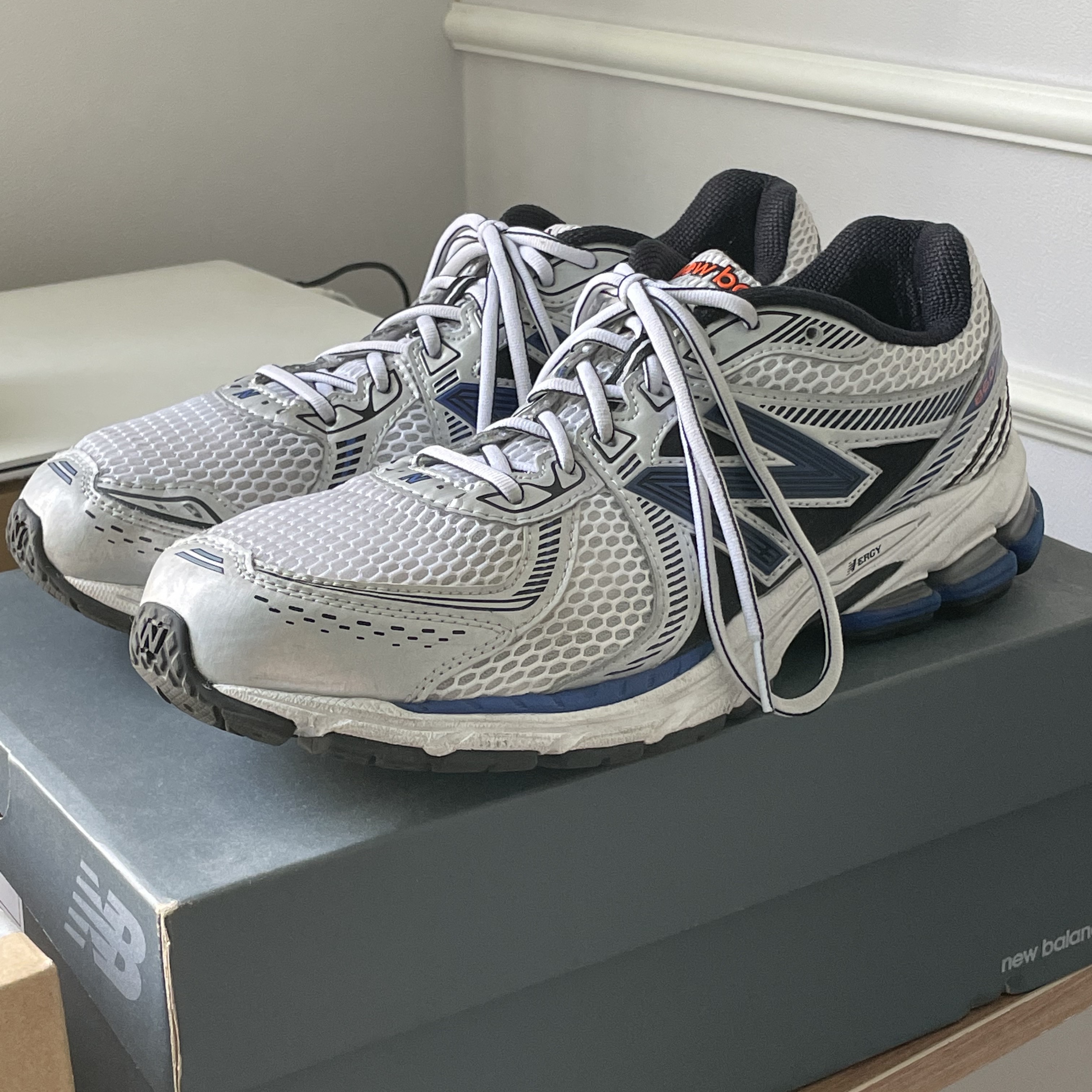 New Balance 860v2 Metallic Silver 착용 스타일 - 3