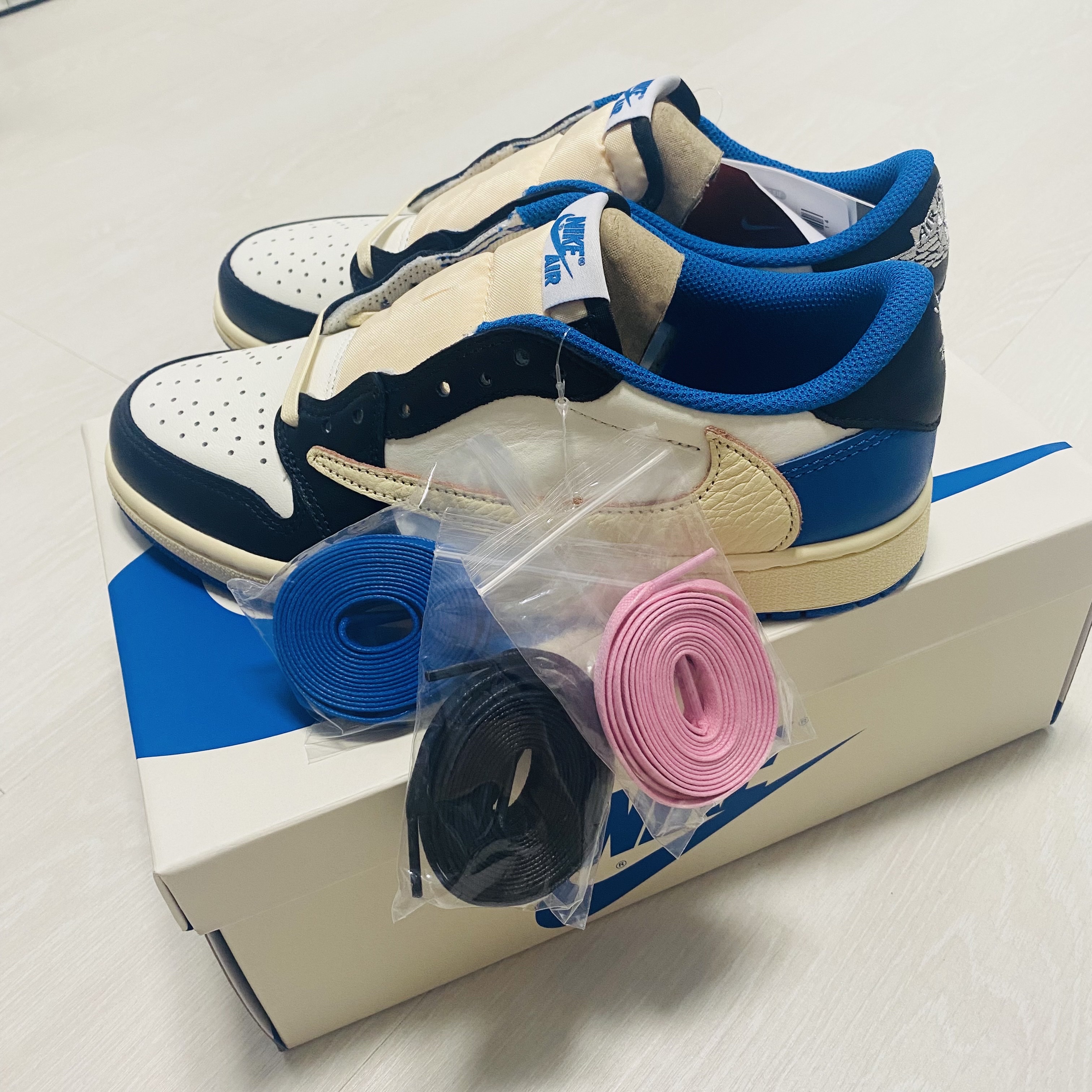 Jordan 1 x Travis Scott x Fragment Retro Low OG SP Military Blue 착용 스타일 - 2
