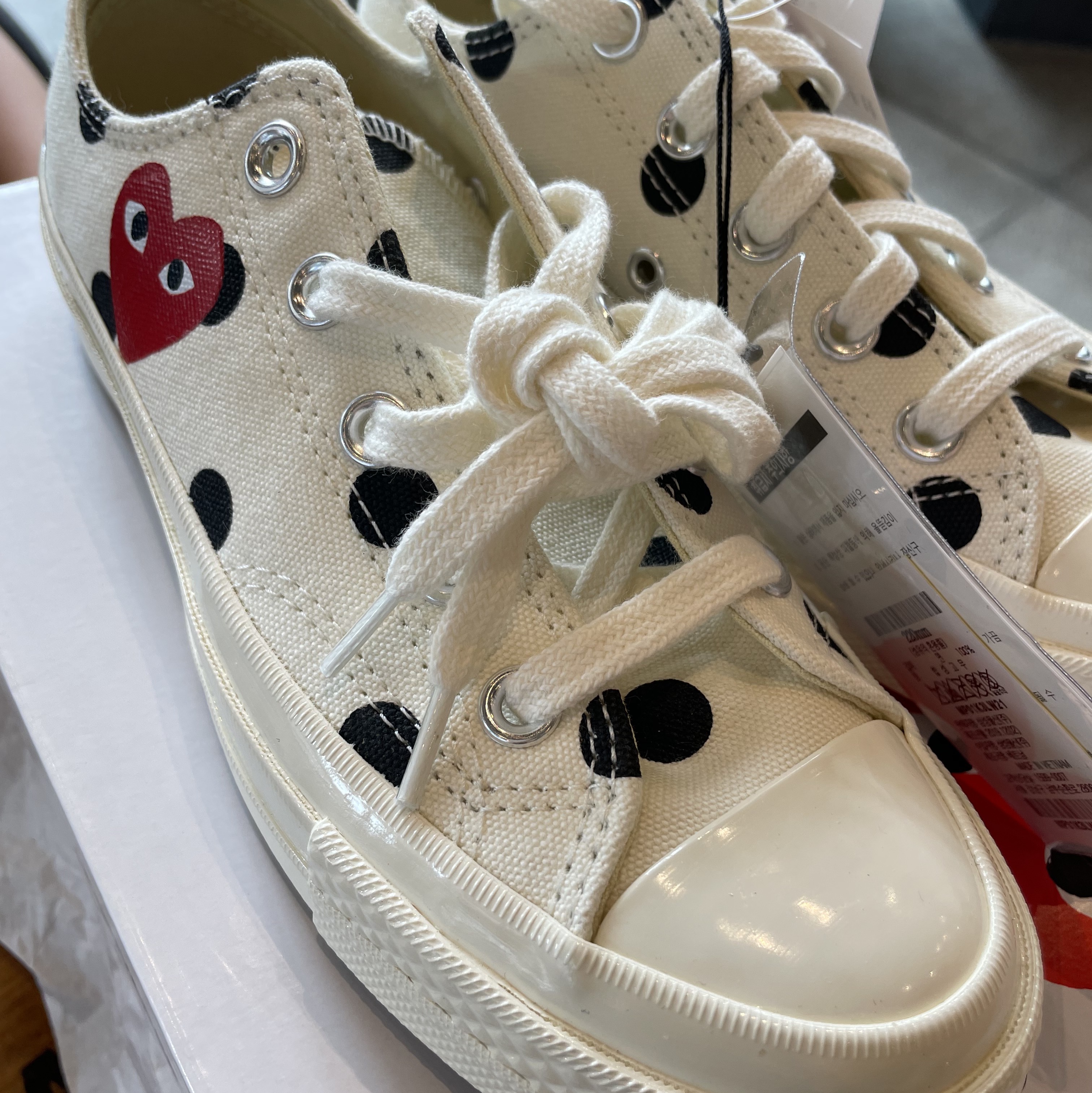 Converse x Play Comme des Garcons Chuck 70 Ox Polka Dot Milk 착용 스타일