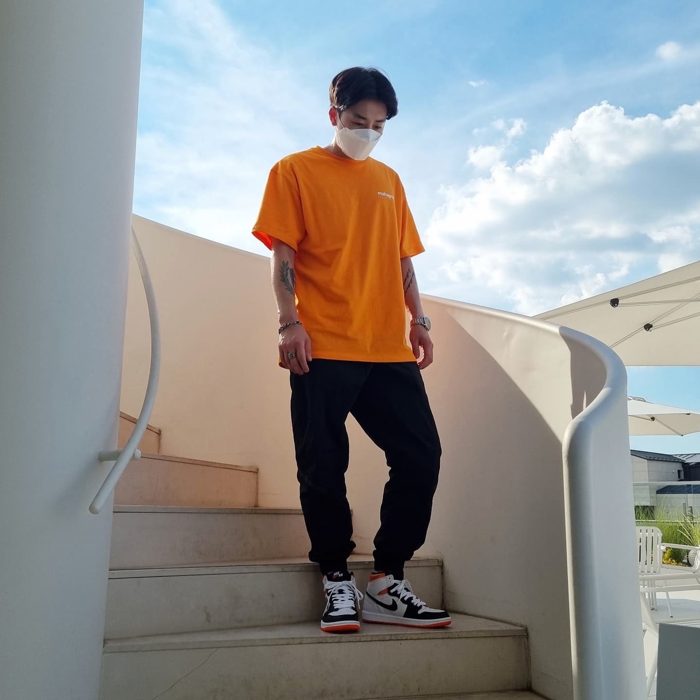 Jordan 1 Retro High OG Electro Orange 착용 스타일