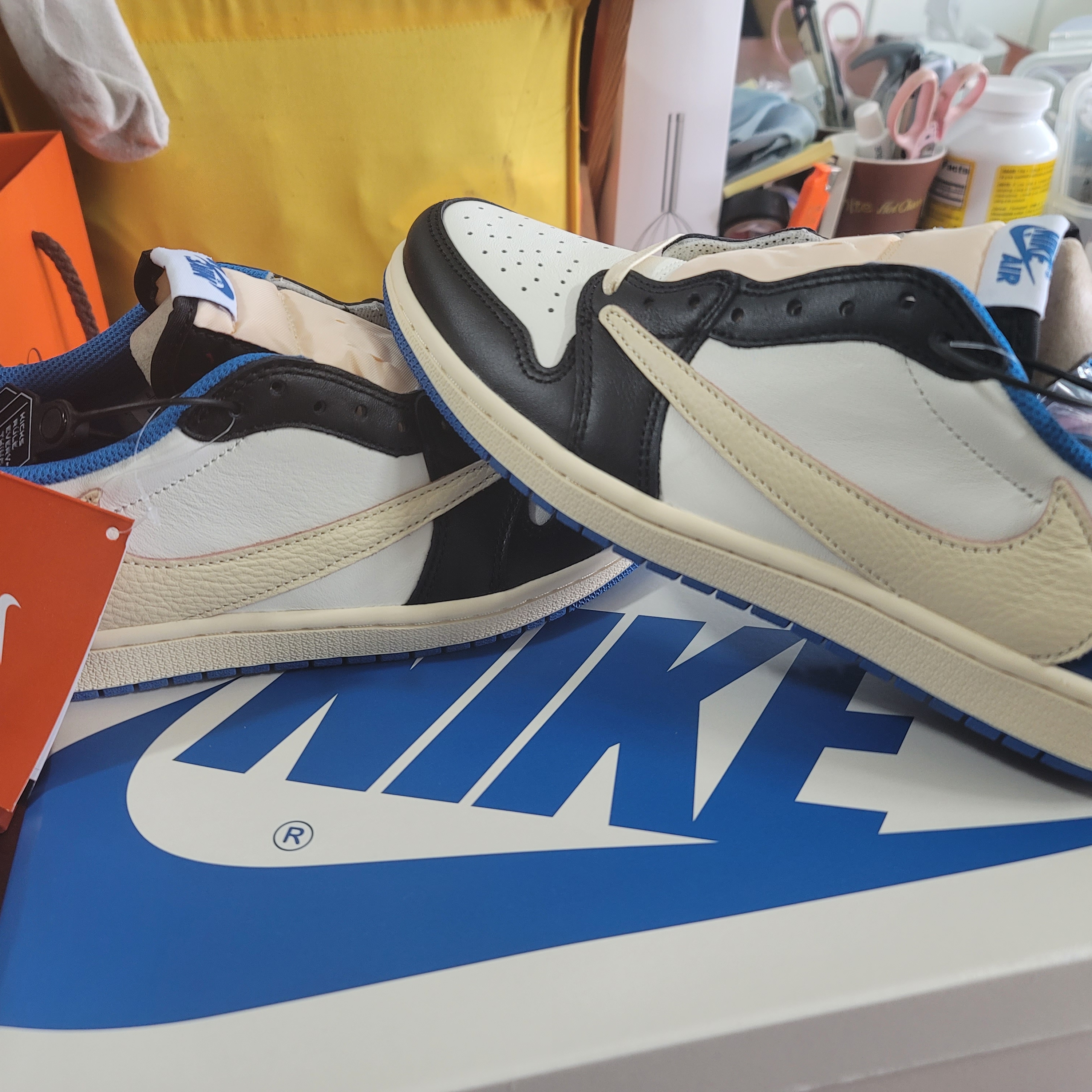 Jordan 1 x Travis Scott x Fragment Retro Low OG SP Military Blue 착용 스타일 - 4