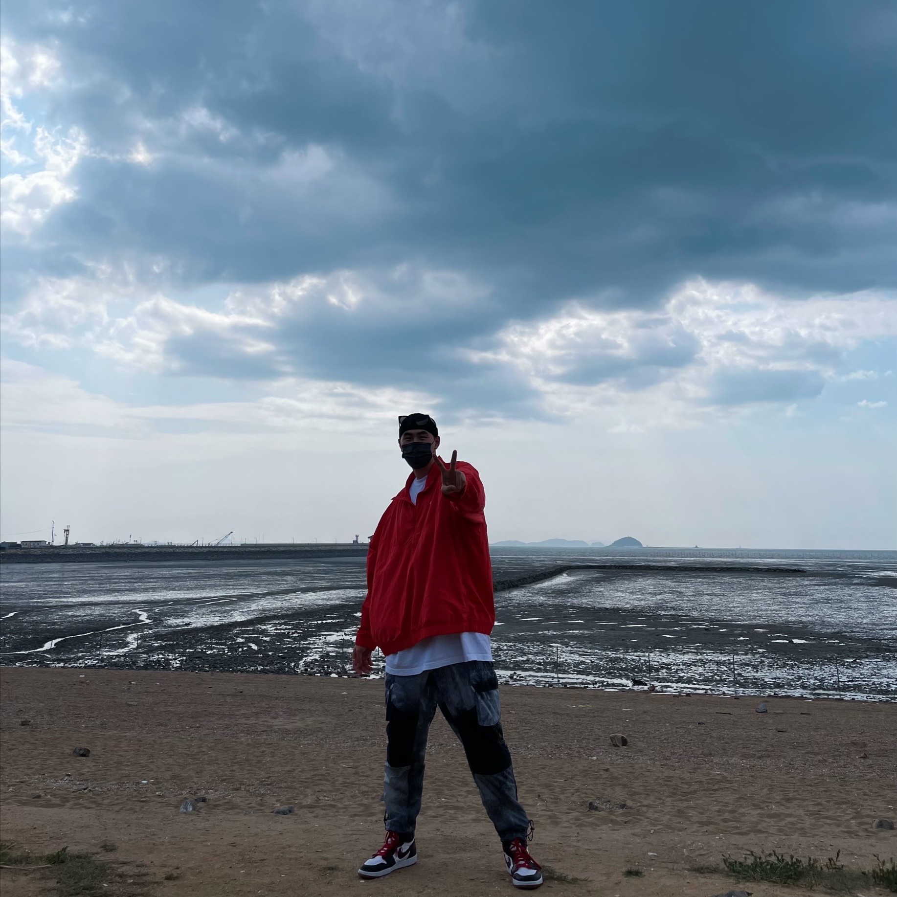 Jordan 1 Retro High OG Bloodline, Nike x Stussy Windrunner Jacket Habanero Red 착용 스타일