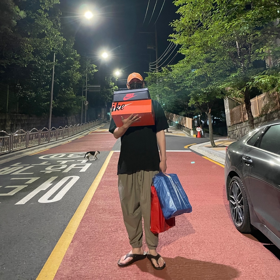 Nike x Sacai VaporWaffle Tour Yellow & Gorge Green Sail, Jordan 1 Retro High OG University Blue 착용 스타일