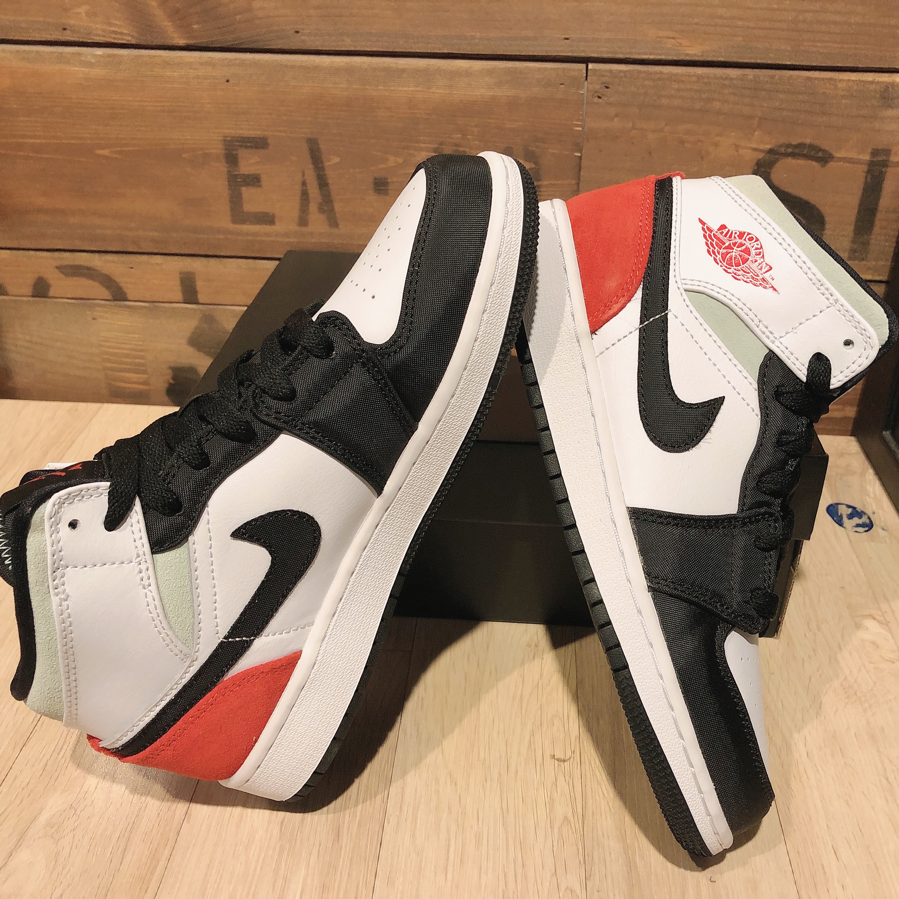 (GS) Jordan 1 Mid SE Track Red 착용 스타일 - 3