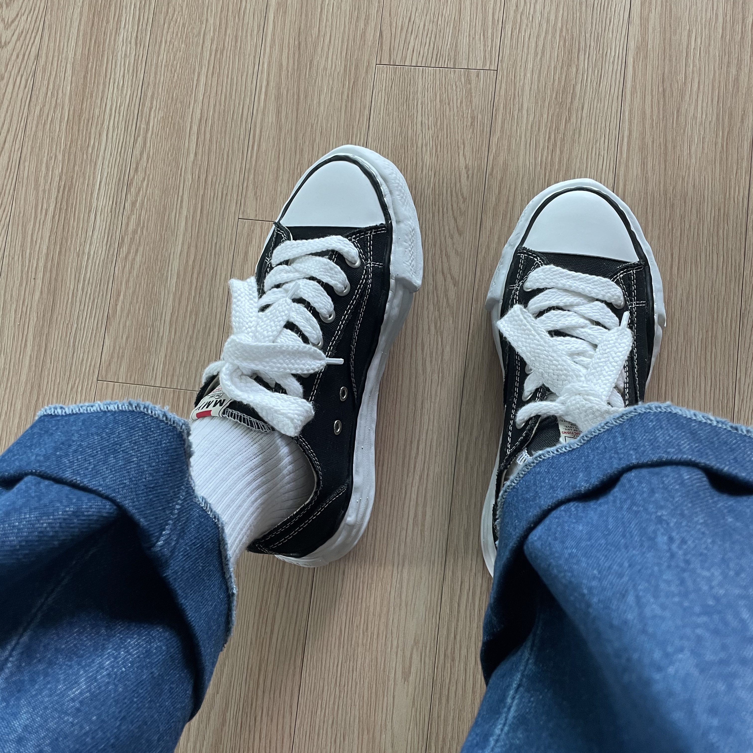 Maison Mihara Yasuhiro Peterson OG Sole Canvas Low Sneakers Black 착용 스타일 - 1